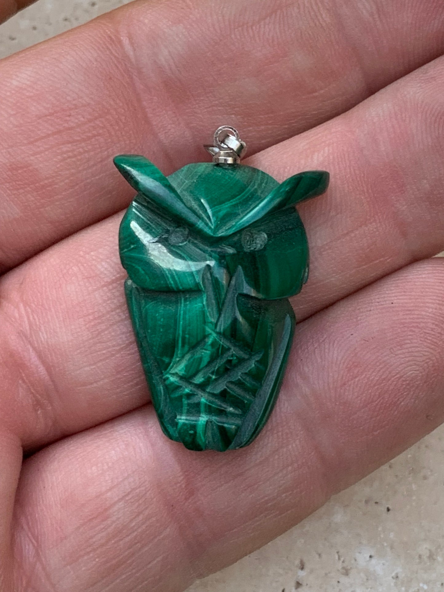 Malachite, superbe pendentif de 40 mm de hauteur x 22 de largeur x 9 d'épaisseur. Vendu avec cordon réglable de couleur noire.