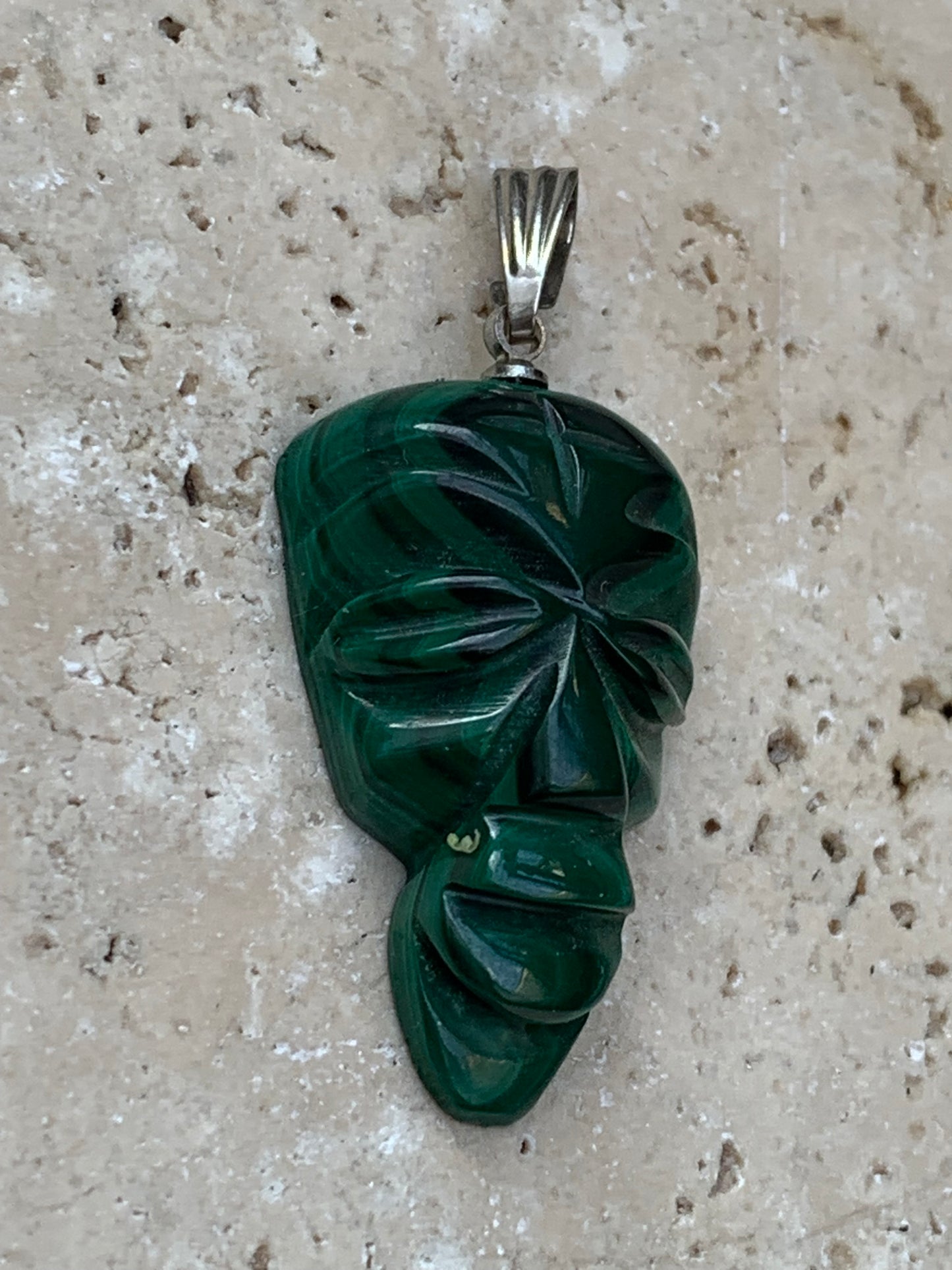 Malachite, superbe pendentif de 40 mm de hauteur x 22 de largeur x 8 d'épaisseur. Vendu avec cordon réglable de couleur noire.