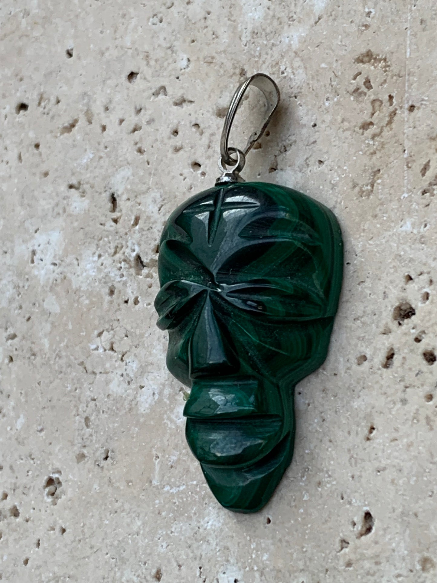 Malachite, superbe pendentif de 40 mm de hauteur x 22 de largeur x 8 d'épaisseur. Vendu avec cordon réglable de couleur noire.