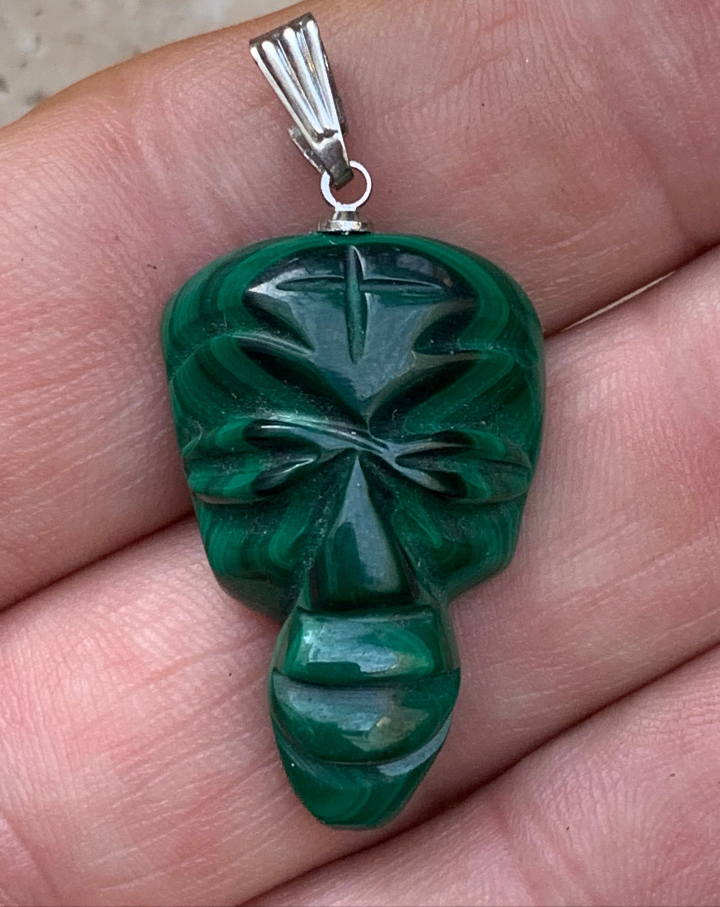 Malachite, superbe pendentif de 40 mm de hauteur x 22 de largeur x 8 d'épaisseur. Vendu avec cordon réglable de couleur noire.
