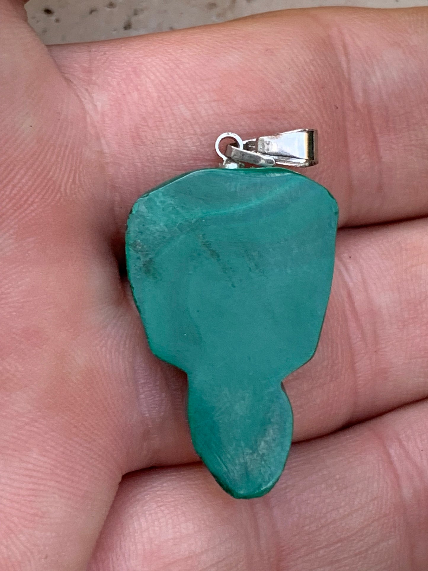 Malachite, superbe pendentif de 40 mm de hauteur x 22 de largeur x 8 d'épaisseur. Vendu avec cordon réglable de couleur noire.
