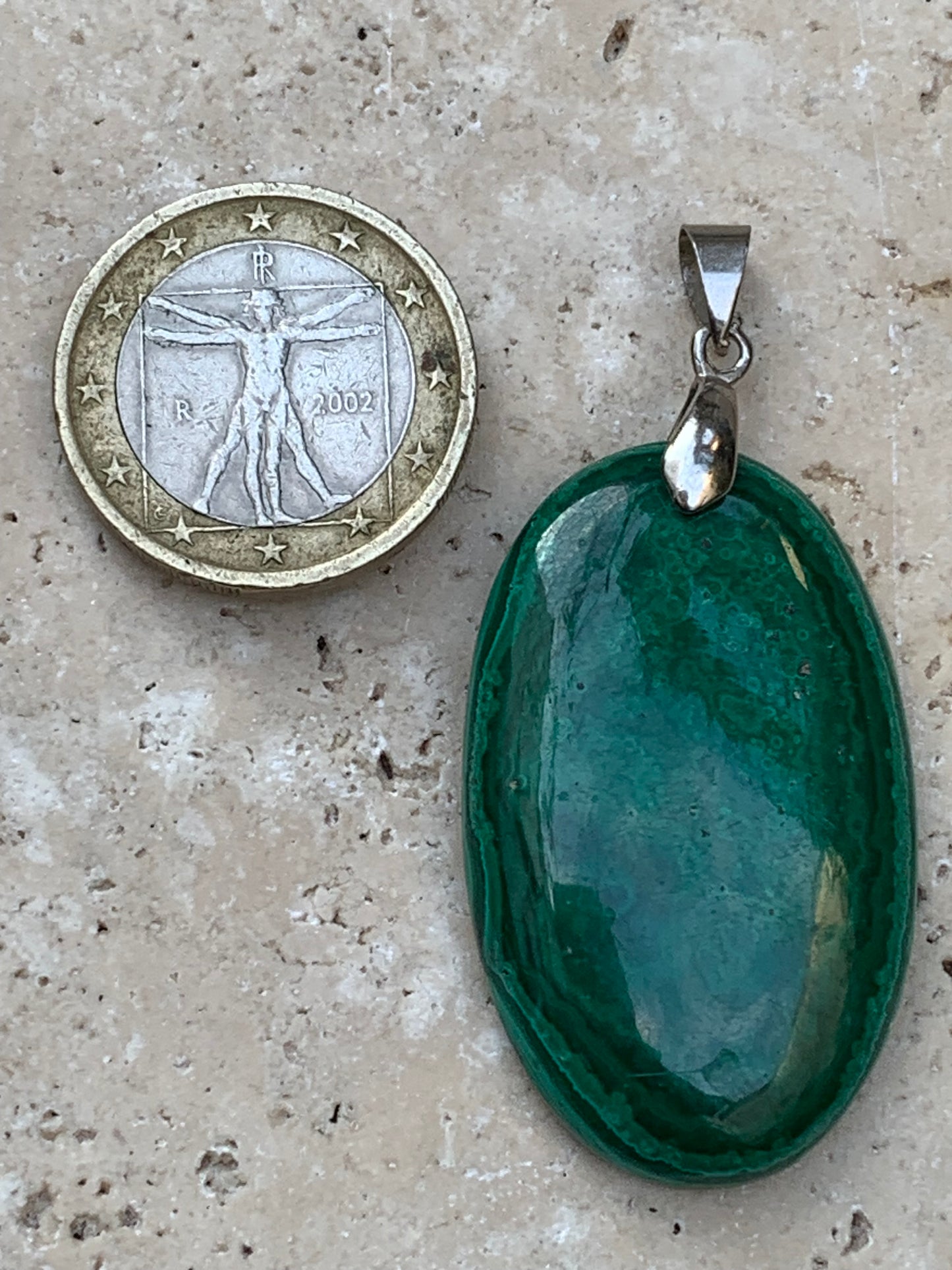 Malachite, superbe pendentif de 53 mm de hauteur x 25 de largeur x 6 d'épaisseur. Vendu avec cordon réglable de couleur noire.