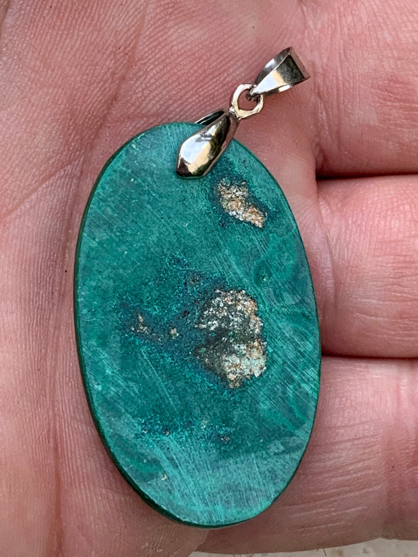 Malachite, superbe pendentif de 53 mm de hauteur x 25 de largeur x 6 d'épaisseur. Vendu avec cordon réglable de couleur noire.