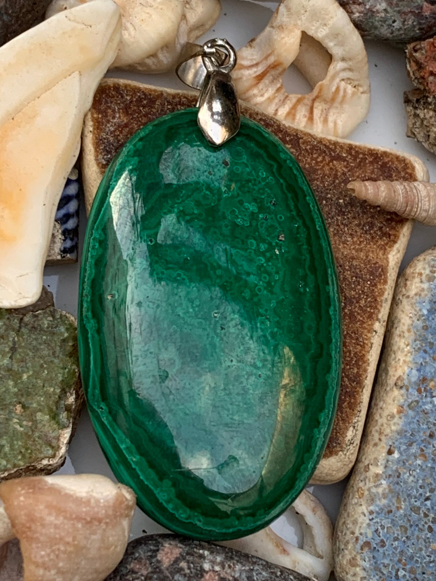 Malachite, superbe pendentif de 53 mm de hauteur x 25 de largeur x 6 d'épaisseur. Vendu avec cordon réglable de couleur noire.