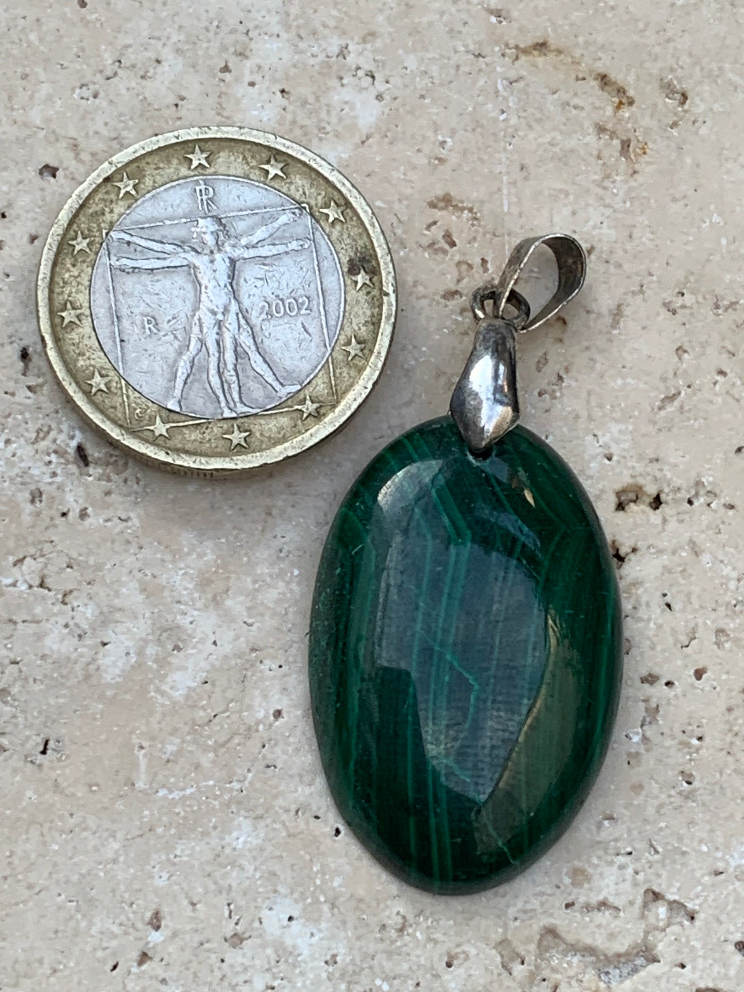 Malachite, superbe pendentif de 44mm de hauteur x 20 de largeur x 6 d'épaisseur. Vendu avec cordon réglable de couleur noire.