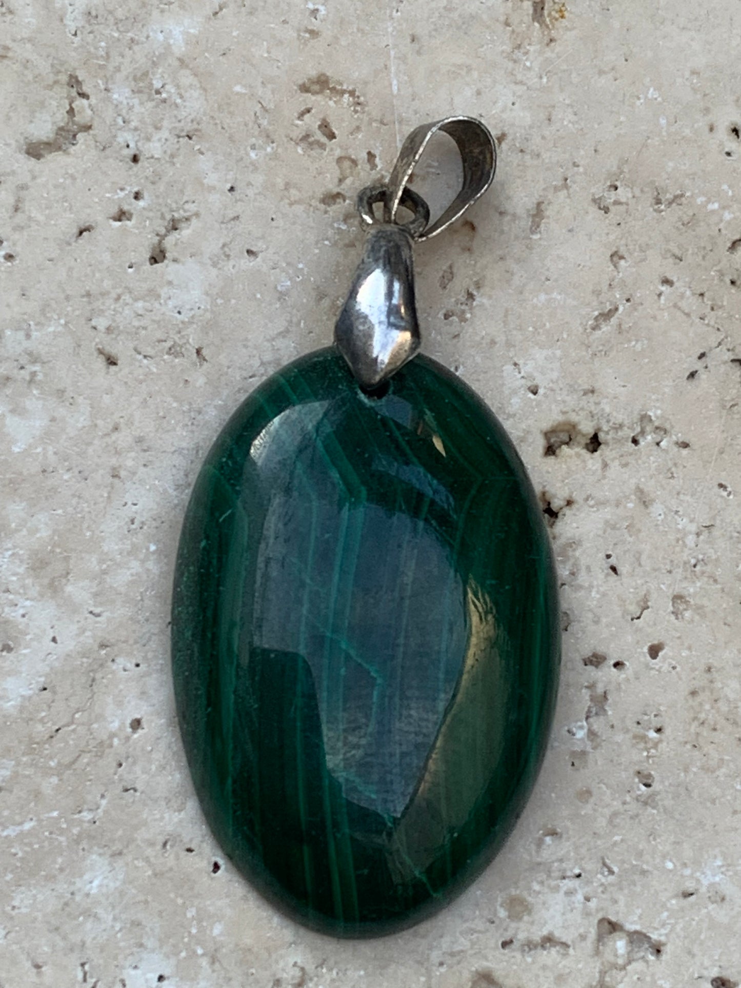 Malachite, superbe pendentif de 44mm de hauteur x 20 de largeur x 6 d'épaisseur. Vendu avec cordon réglable de couleur noire.