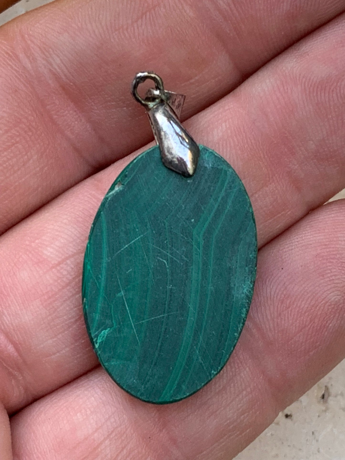 Malachite, superbe pendentif de 44mm de hauteur x 20 de largeur x 6 d'épaisseur. Vendu avec cordon réglable de couleur noire.