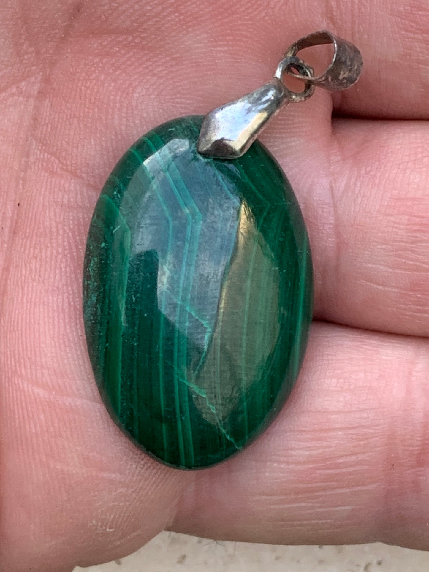 Malachite, superbe pendentif de 44mm de hauteur x 20 de largeur x 6 d'épaisseur. Vendu avec cordon réglable de couleur noire.