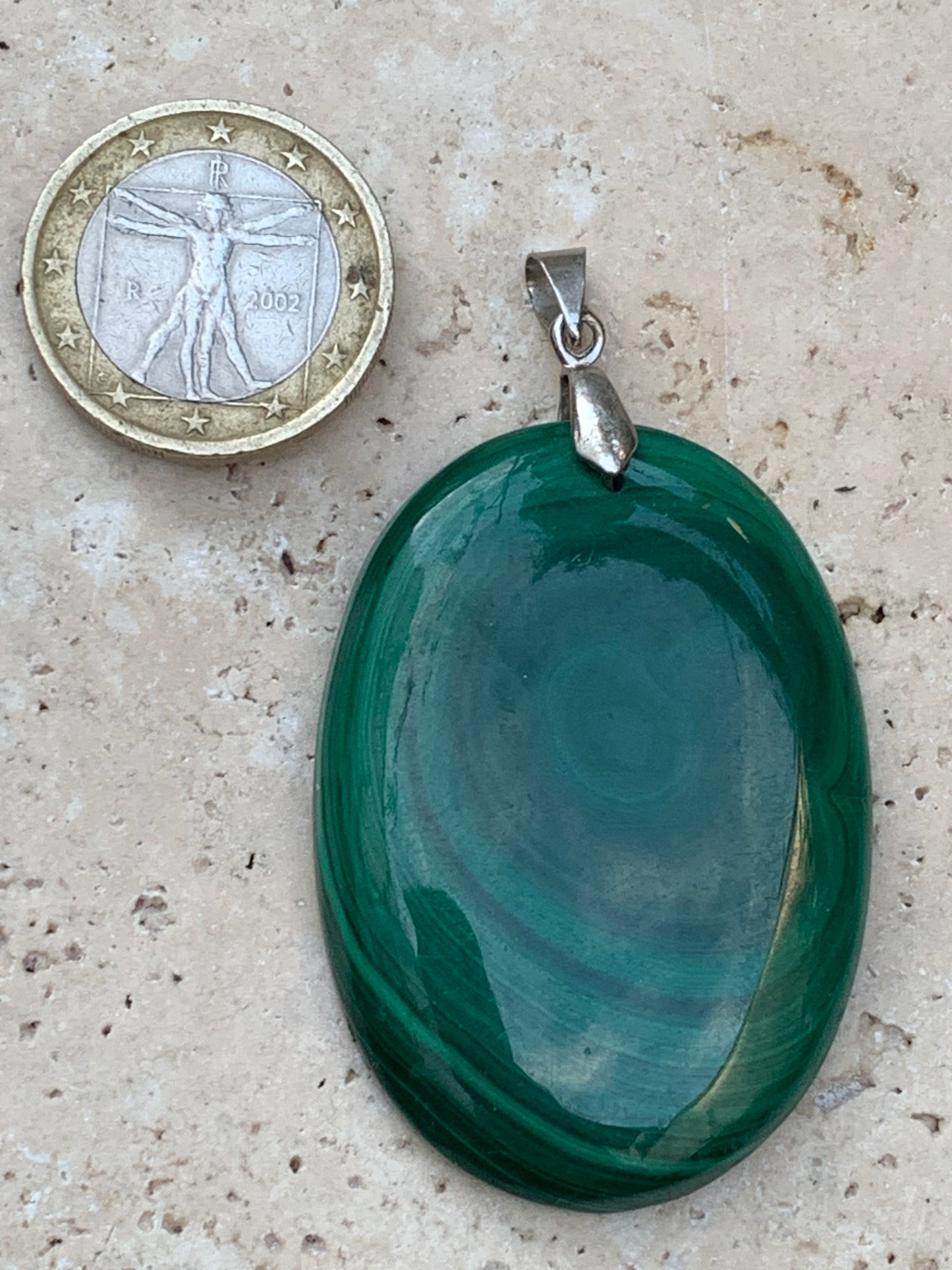 Malachite, superbe pendentif de 60mm de hauteur x 35 de largeur x 8 d'épaisseur. Vendu avec cordon réglable de couleur noire.