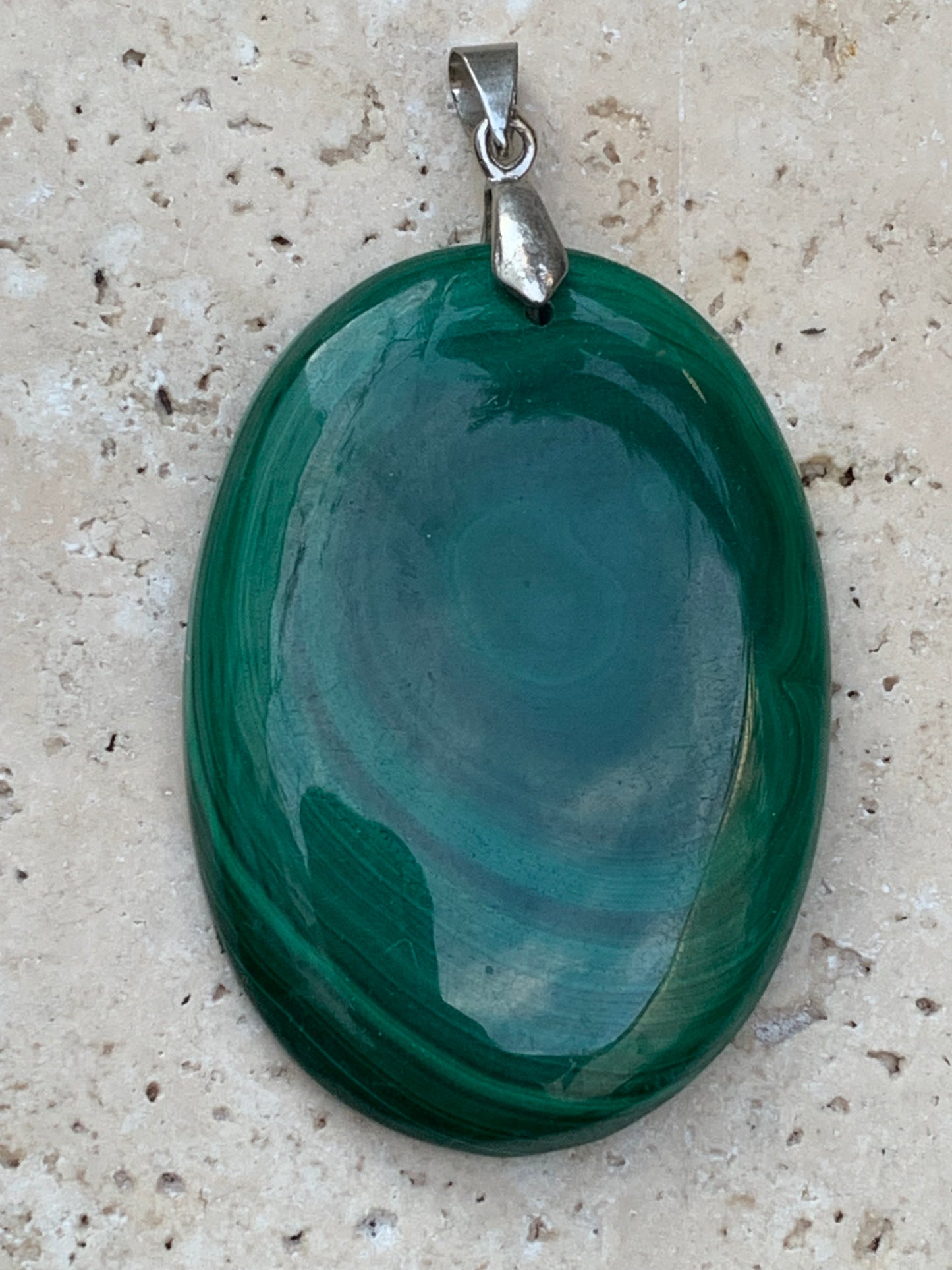 Malachite, superbe pendentif de 60mm de hauteur x 35 de largeur x 8 d'épaisseur. Vendu avec cordon réglable de couleur noire.