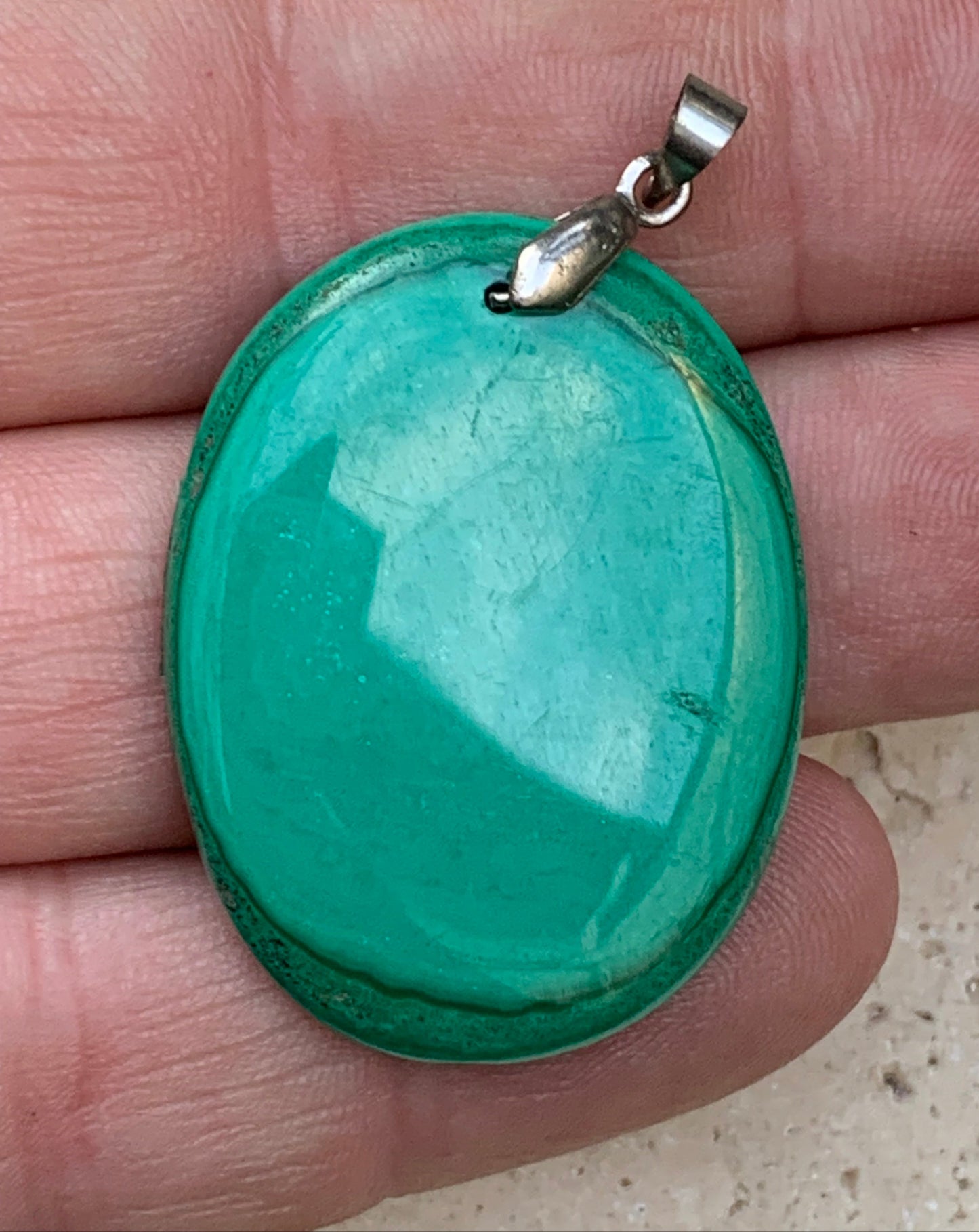 Malachite, superbe pendentif de 47mm de hauteur x 28 de largeur x 5 d'épaisseur. Vendu avec cordon réglable de couleur noire.
