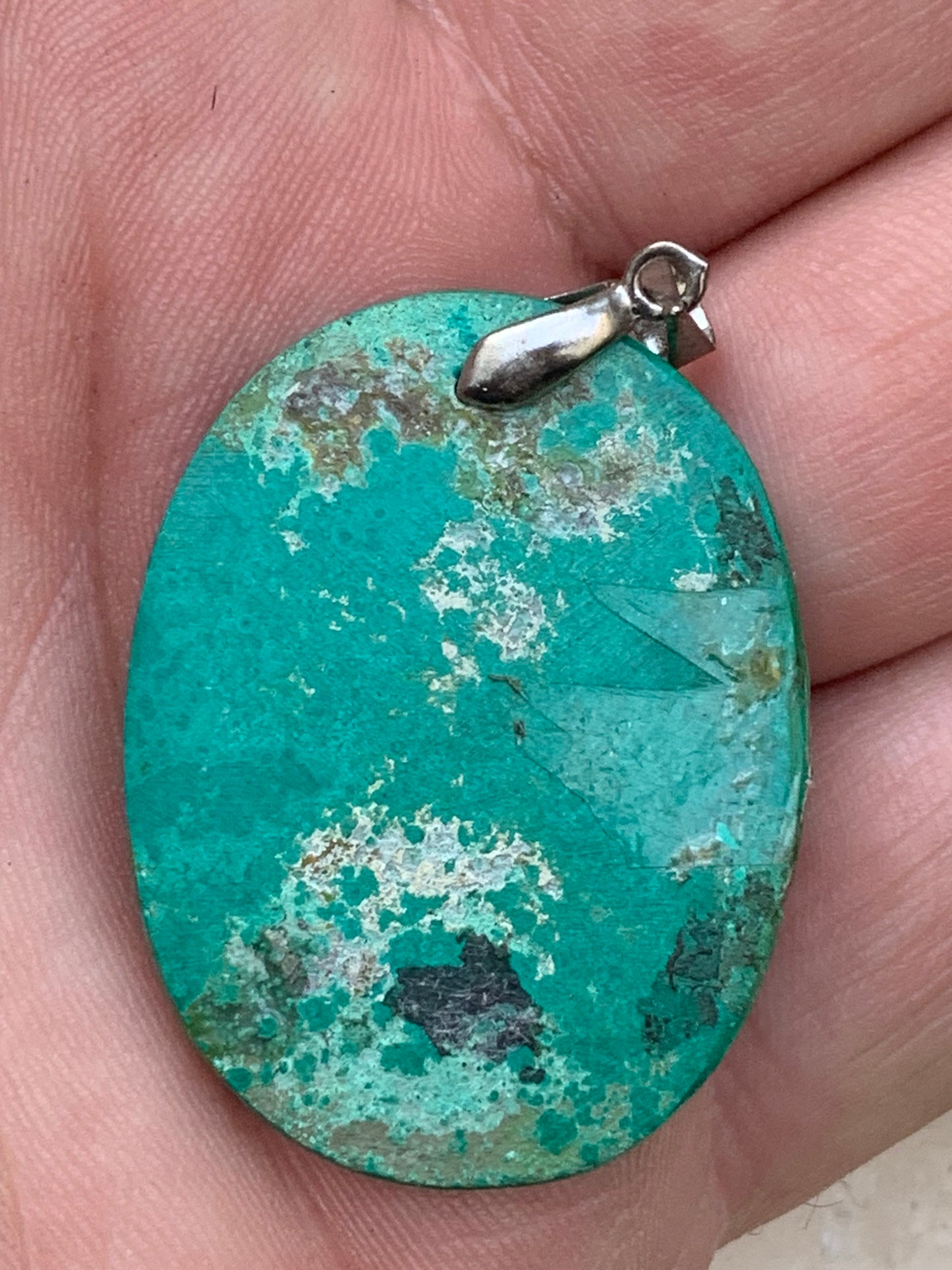 Malachite, superbe pendentif de 47mm de hauteur x 28 de largeur x 5 d'épaisseur. Vendu avec cordon réglable de couleur noire.