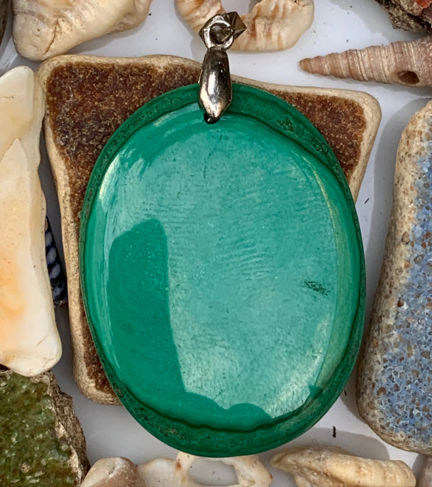 Malachite, superbe pendentif de 47mm de hauteur x 28 de largeur x 5 d'épaisseur. Vendu avec cordon réglable de couleur noire.