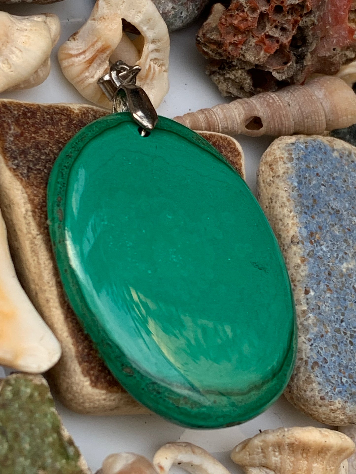 Malachite, superbe pendentif de 47mm de hauteur x 28 de largeur x 5 d'épaisseur. Vendu avec cordon réglable de couleur noire.