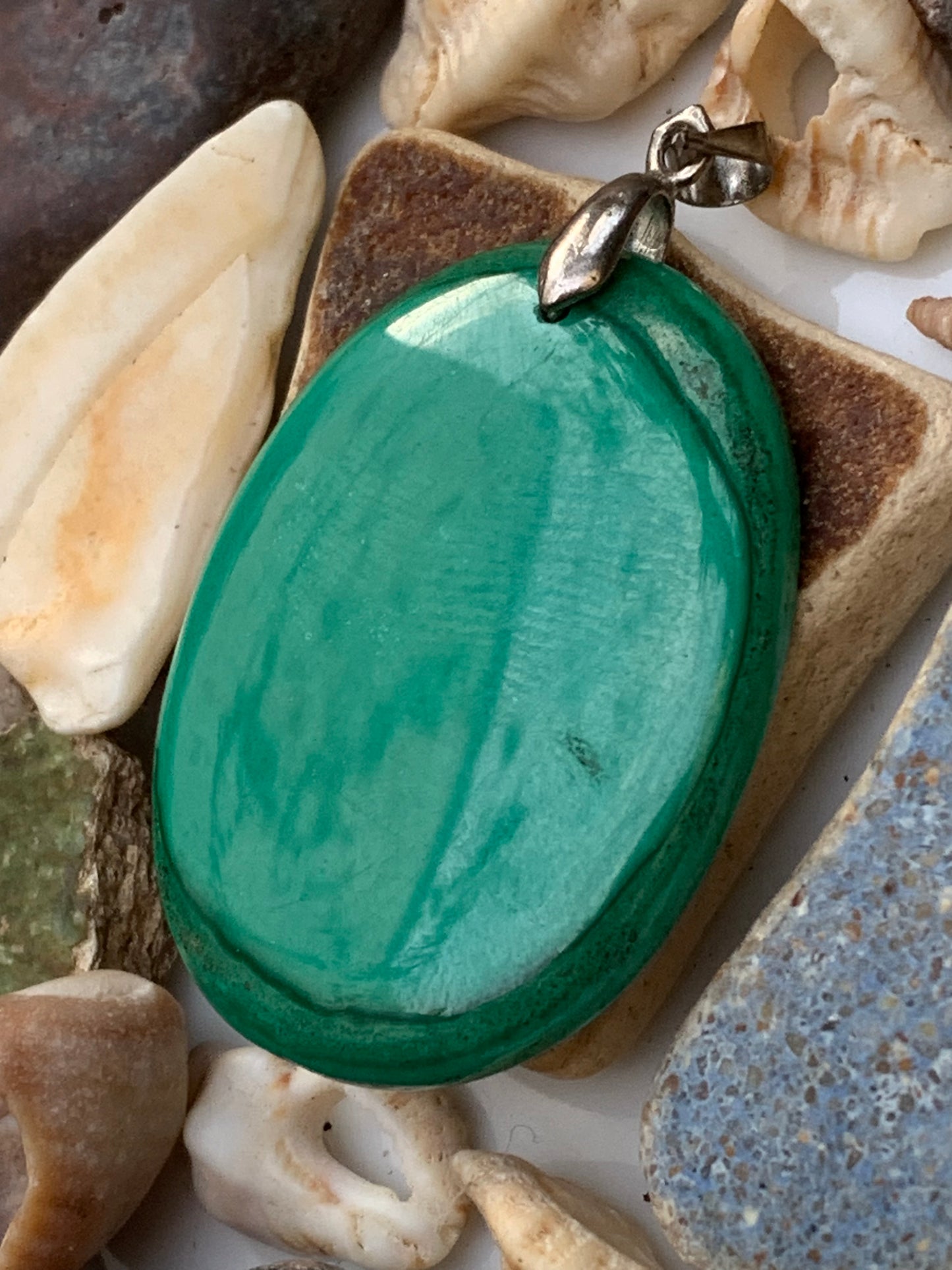 Malachite, superbe pendentif de 47mm de hauteur x 28 de largeur x 5 d'épaisseur. Vendu avec cordon réglable de couleur noire.