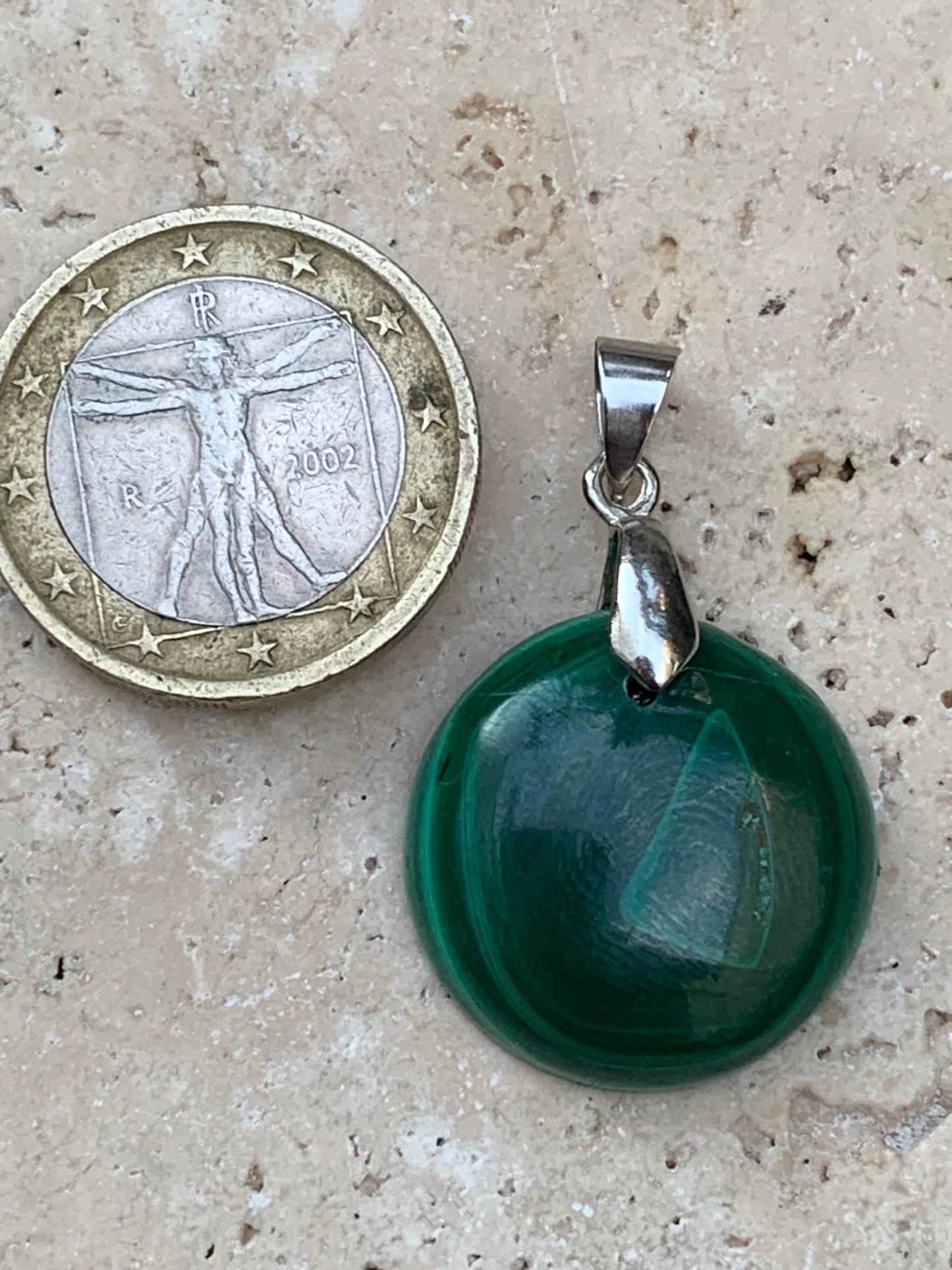 Malachite, superbe pendentif de 35mm de hauteur x 20 de largeur x 6 d'épaisseur. Vendu avec cordon réglable de couleur noire.