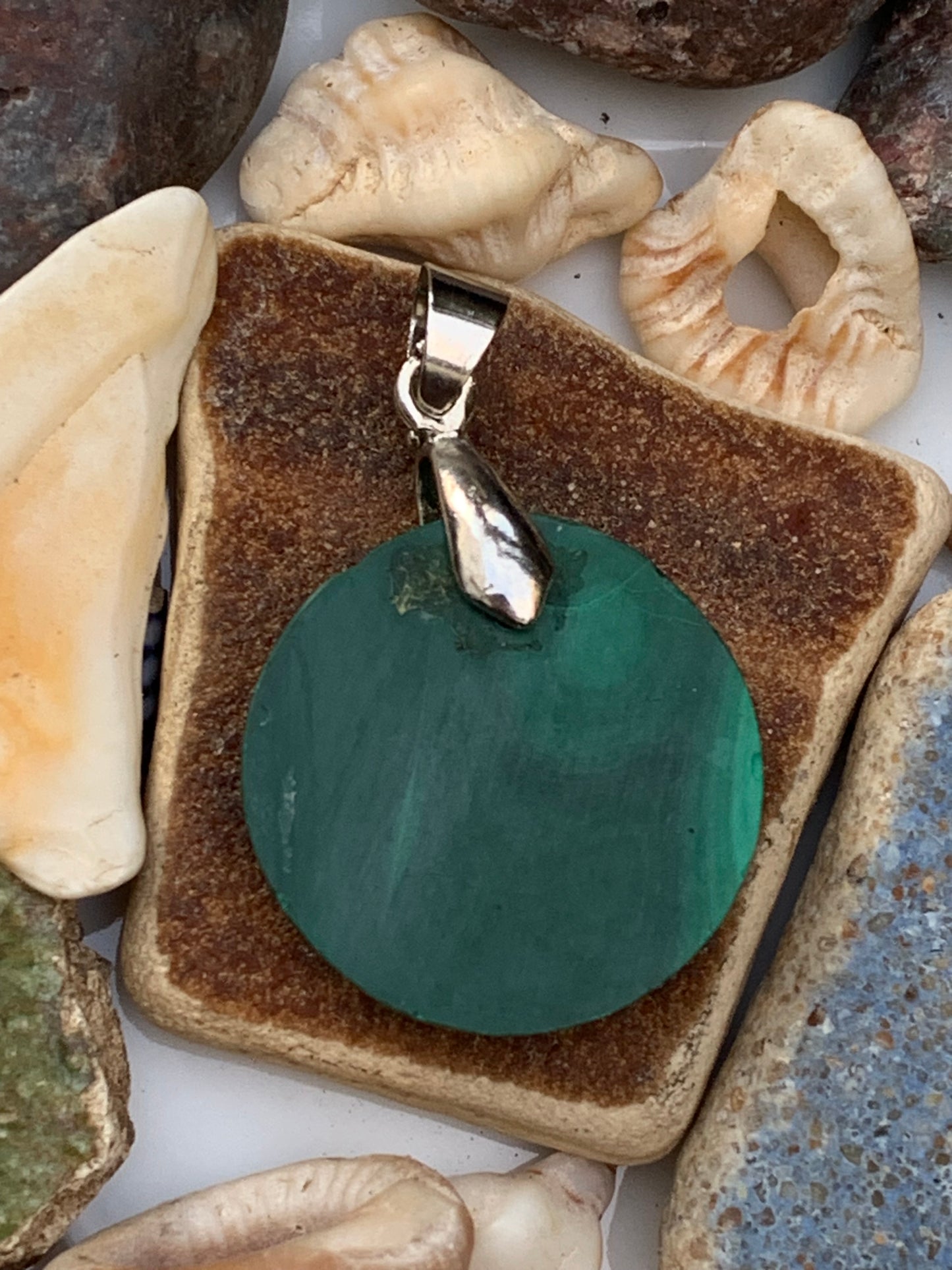 Malachite, superbe pendentif de 35mm de hauteur x 20 de largeur x 6 d'épaisseur. Vendu avec cordon réglable de couleur noire.