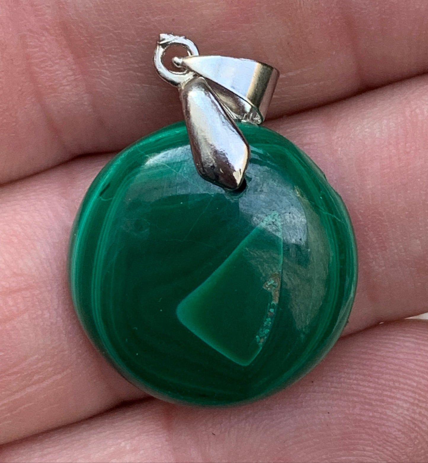 Malachite, superbe pendentif de 35mm de hauteur x 20 de largeur x 6 d'épaisseur. Vendu avec cordon réglable de couleur noire.