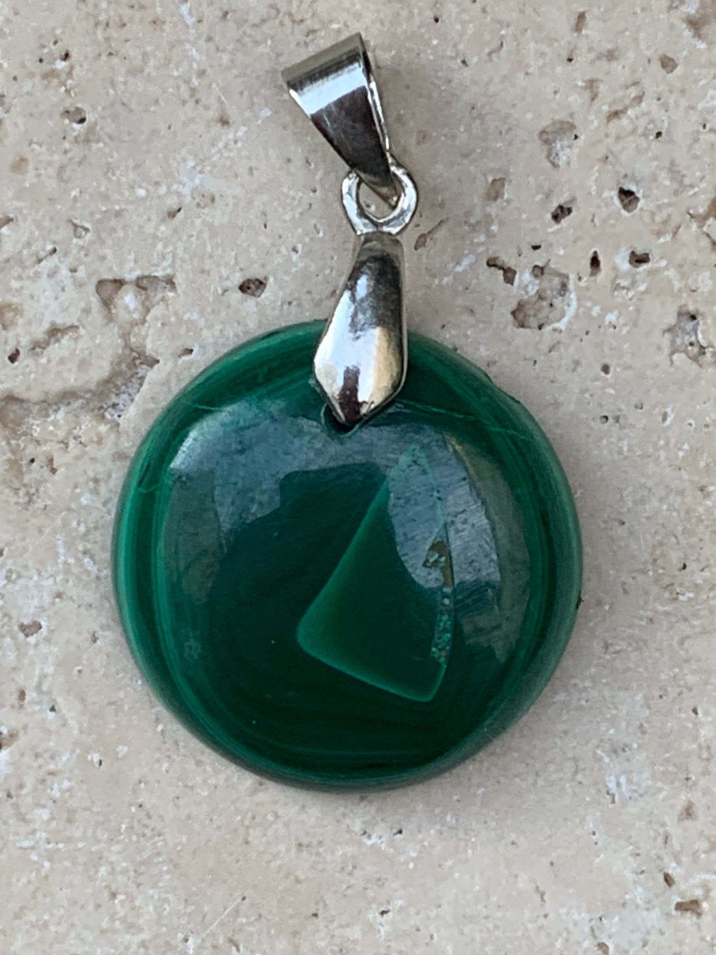 Malachite, superbe pendentif de 35mm de hauteur x 20 de largeur x 6 d'épaisseur. Vendu avec cordon réglable de couleur noire.