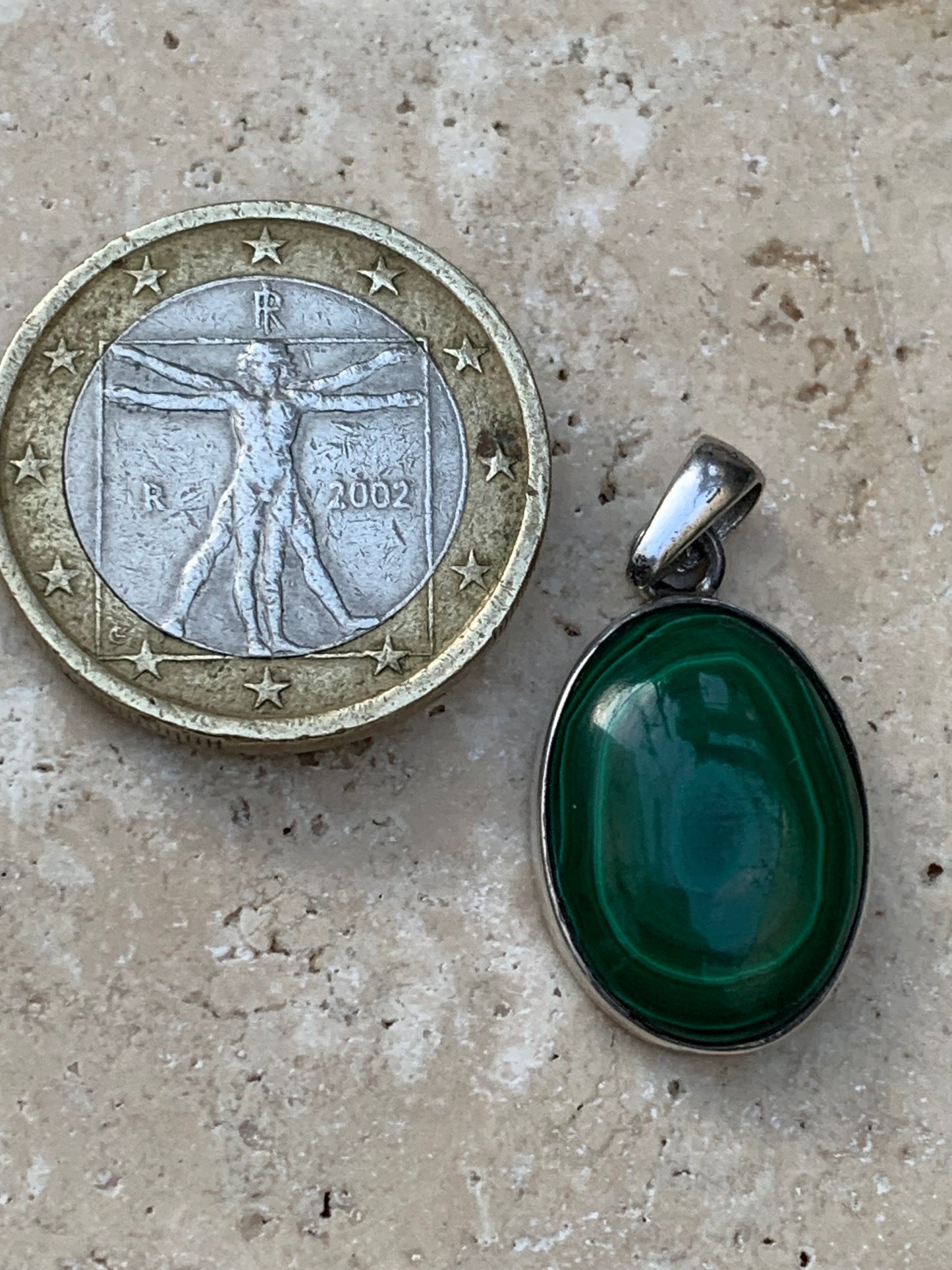Malachite, superbe pendentif sertis Argent de 27mm de hauteur x 15 de largeur x 6 d'épaisseur. Vendu avec cordon réglable de couleur noire.