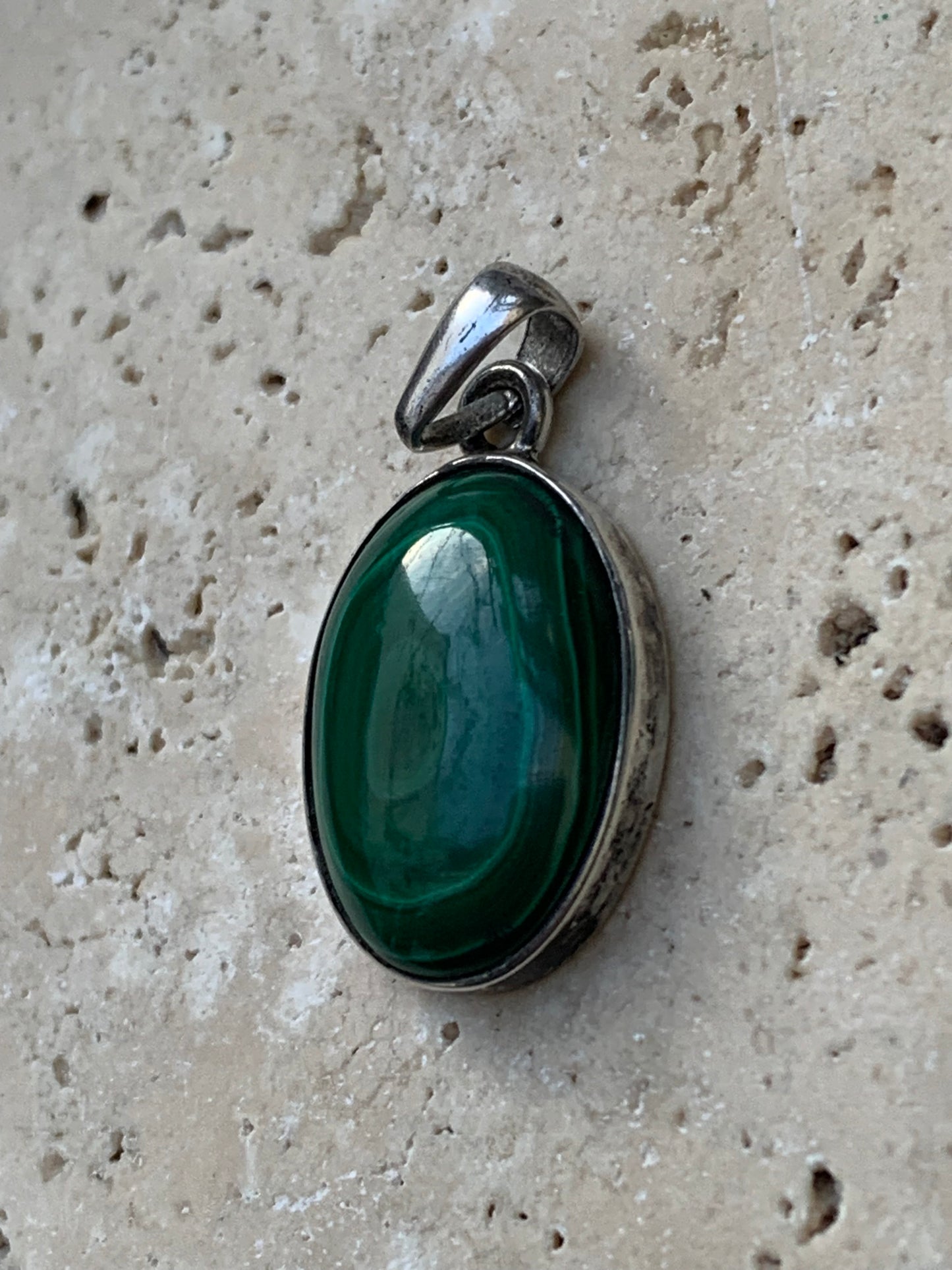 Malachite, superbe pendentif sertis Argent de 27mm de hauteur x 15 de largeur x 6 d'épaisseur. Vendu avec cordon réglable de couleur noire.