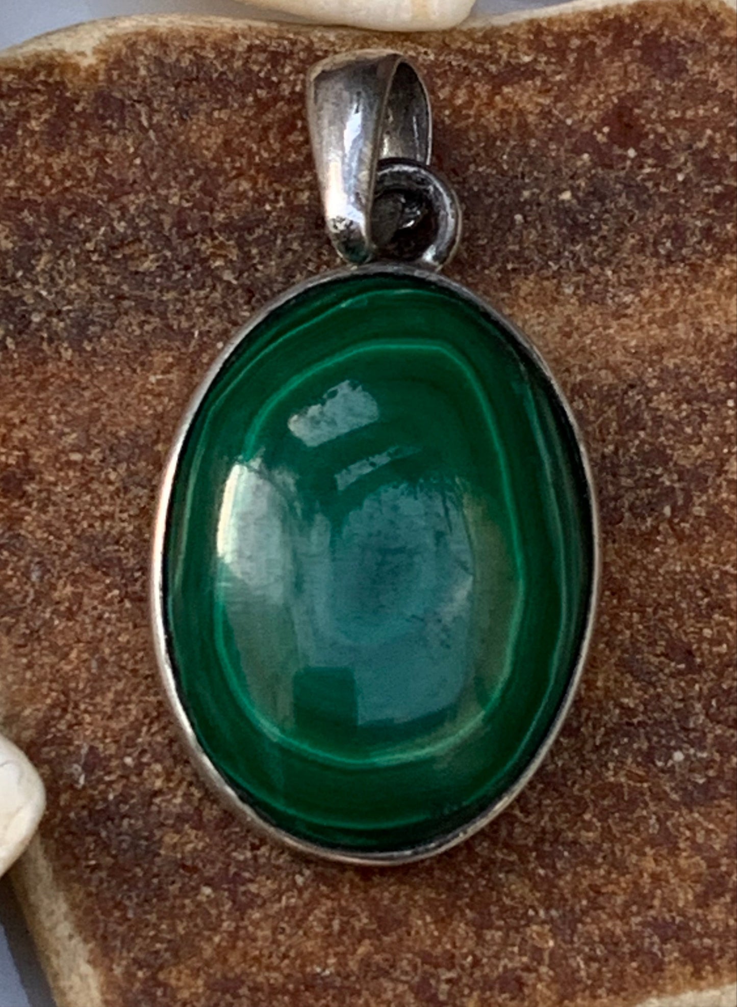 Malachite, superbe pendentif sertis Argent de 27mm de hauteur x 15 de largeur x 6 d'épaisseur. Vendu avec cordon réglable de couleur noire.
