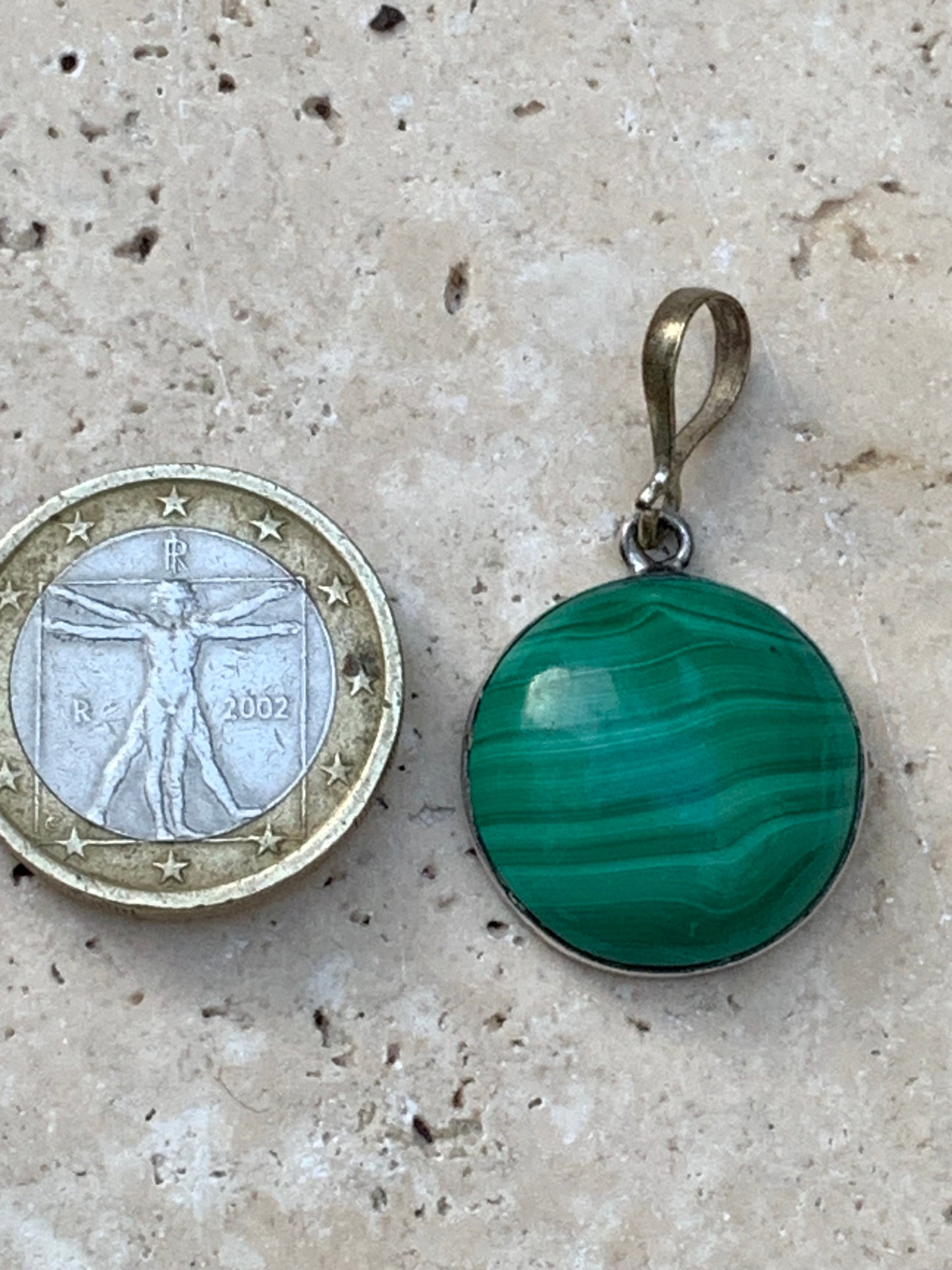 Malachite, superbe pendentif sertis Argent de 36mm de hauteur x 20 de largeur x 7 d'épaisseur. Vendu avec cordon réglable de couleur noire.