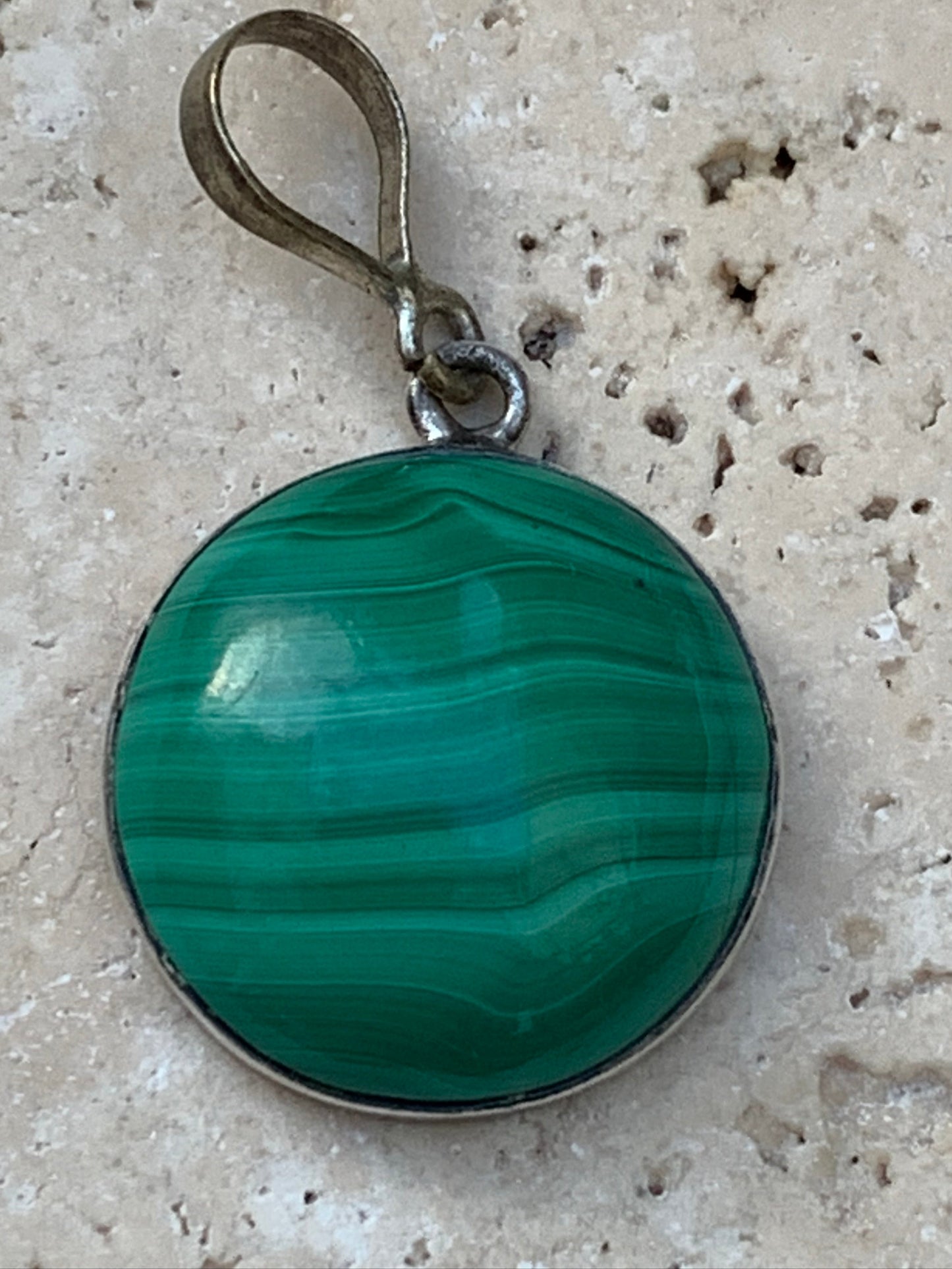 Malachite, superbe pendentif sertis Argent de 36mm de hauteur x 20 de largeur x 7 d'épaisseur. Vendu avec cordon réglable de couleur noire.