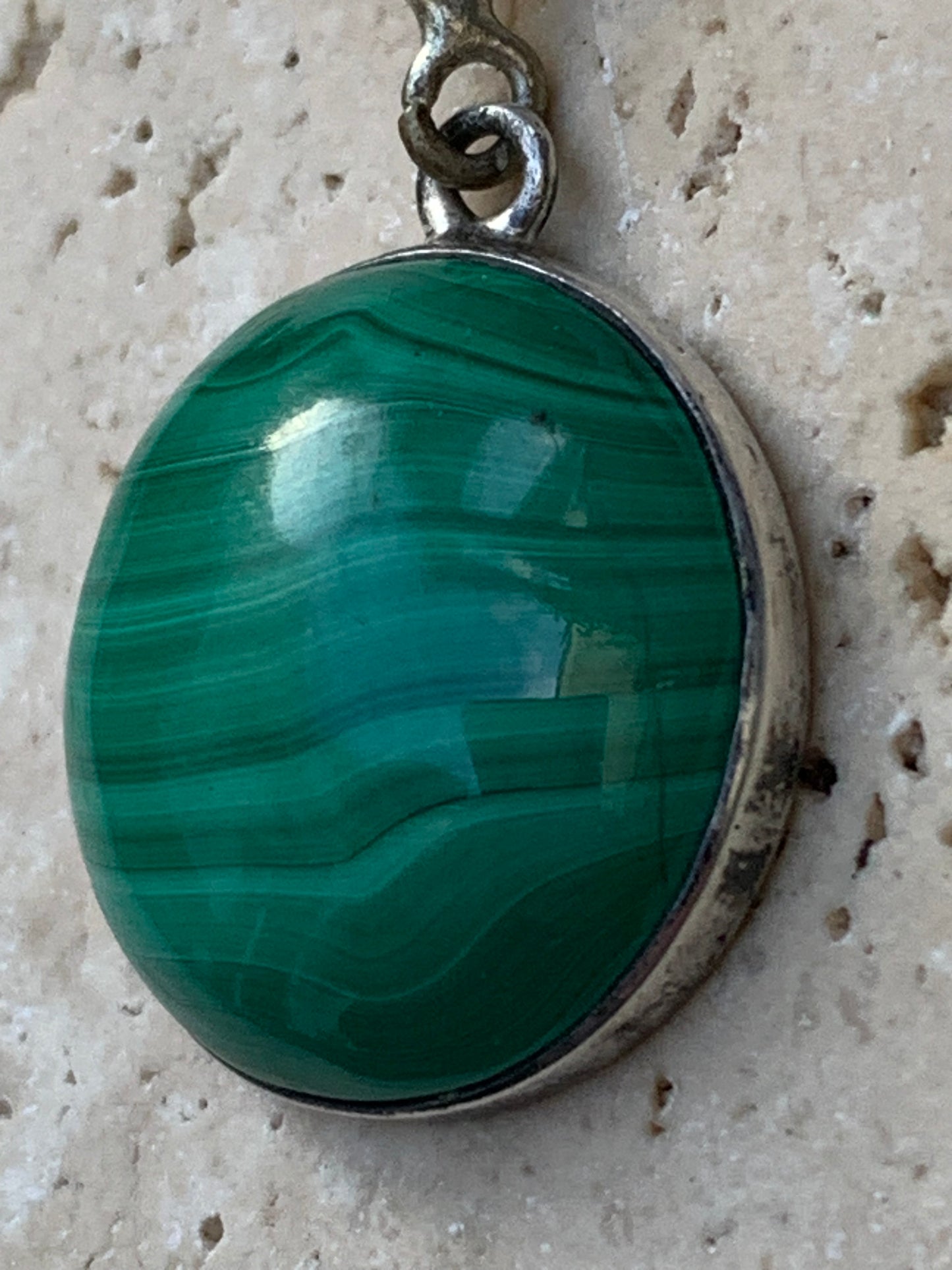 Malachite, superbe pendentif sertis Argent de 36mm de hauteur x 20 de largeur x 7 d'épaisseur. Vendu avec cordon réglable de couleur noire.