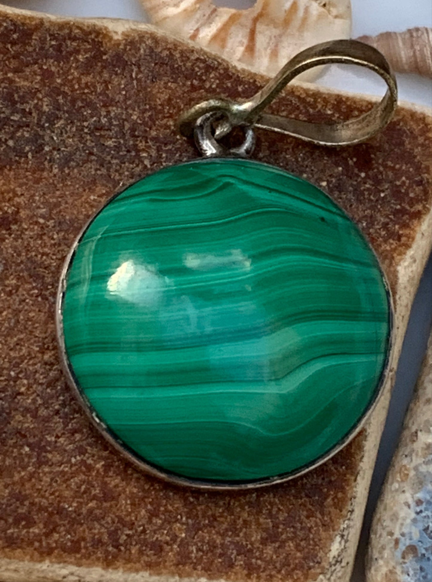 Malachite, superbe pendentif sertis Argent de 36mm de hauteur x 20 de largeur x 7 d'épaisseur. Vendu avec cordon réglable de couleur noire.
