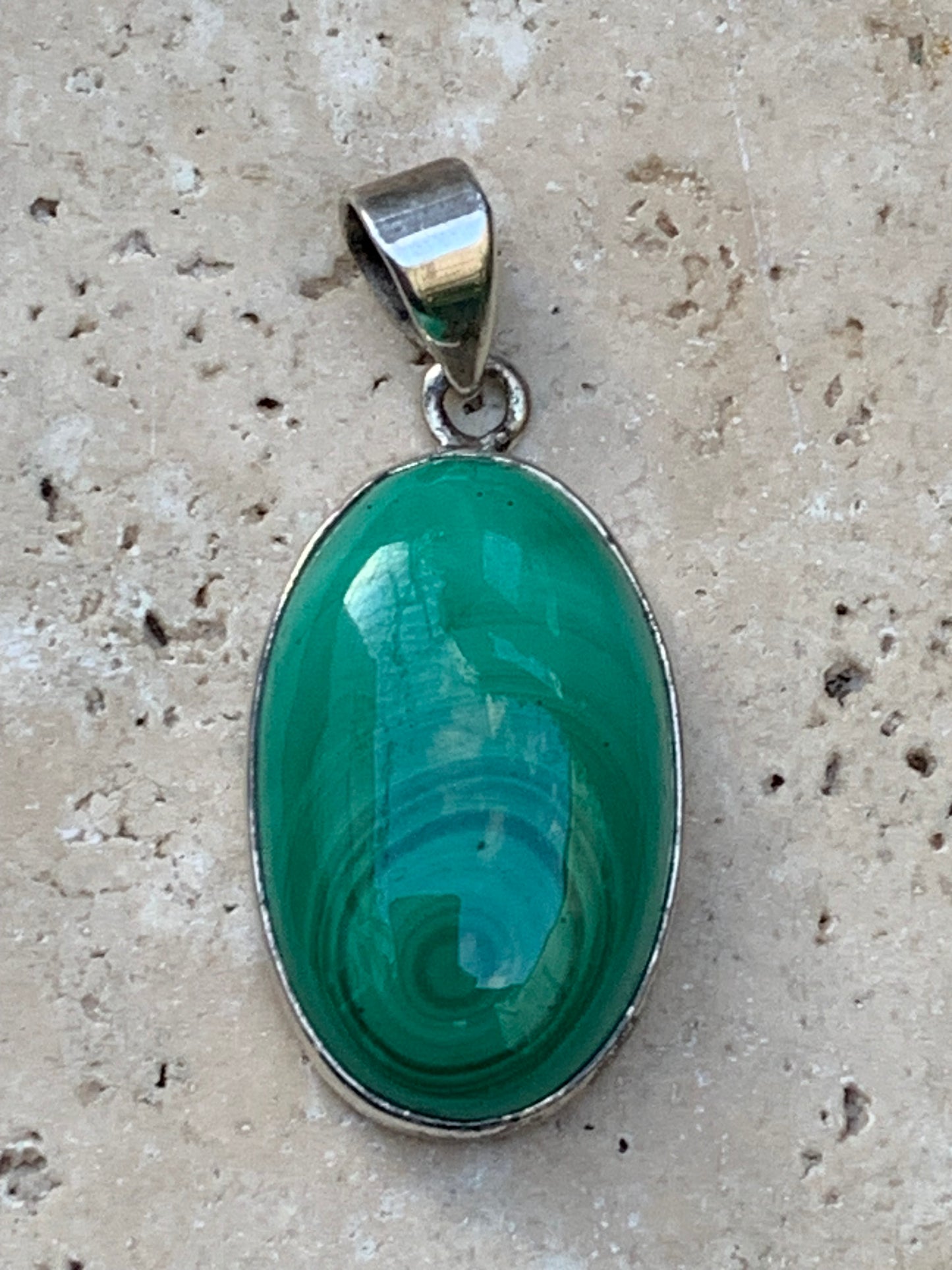 Malachite, superbe pendentif sertis Argent de 42mm de hauteur x 19 de largeur x 8 d'épaisseur. Vendu avec cordon réglable de couleur noire. (Copie)