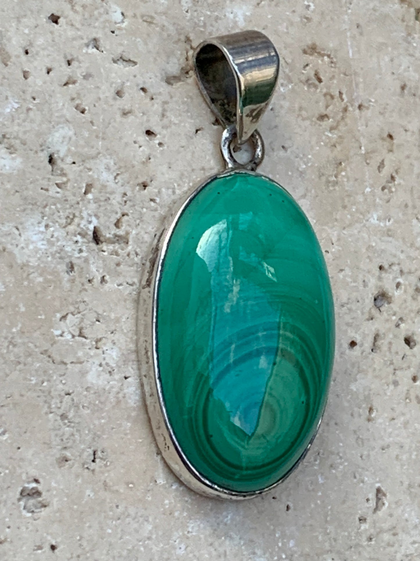 Malachite, superbe pendentif sertis Argent de 42mm de hauteur x 19 de largeur x 8 d'épaisseur. Vendu avec cordon réglable de couleur noire. (Copie)