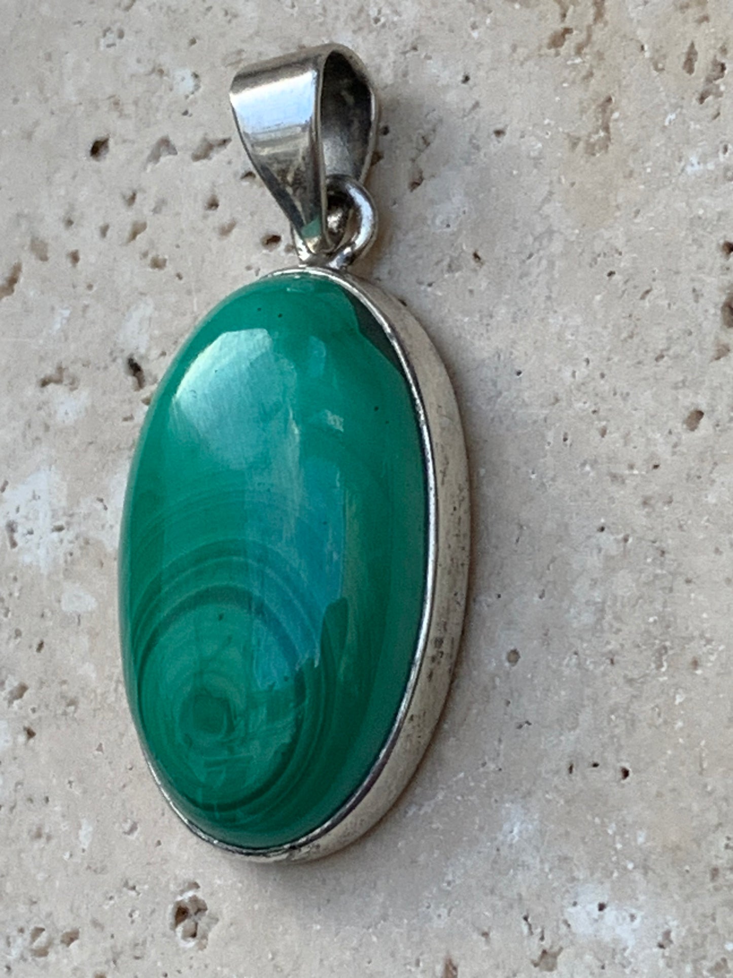 Malachite, superbe pendentif sertis Argent de 42mm de hauteur x 19 de largeur x 8 d'épaisseur. Vendu avec cordon réglable de couleur noire. (Copie)