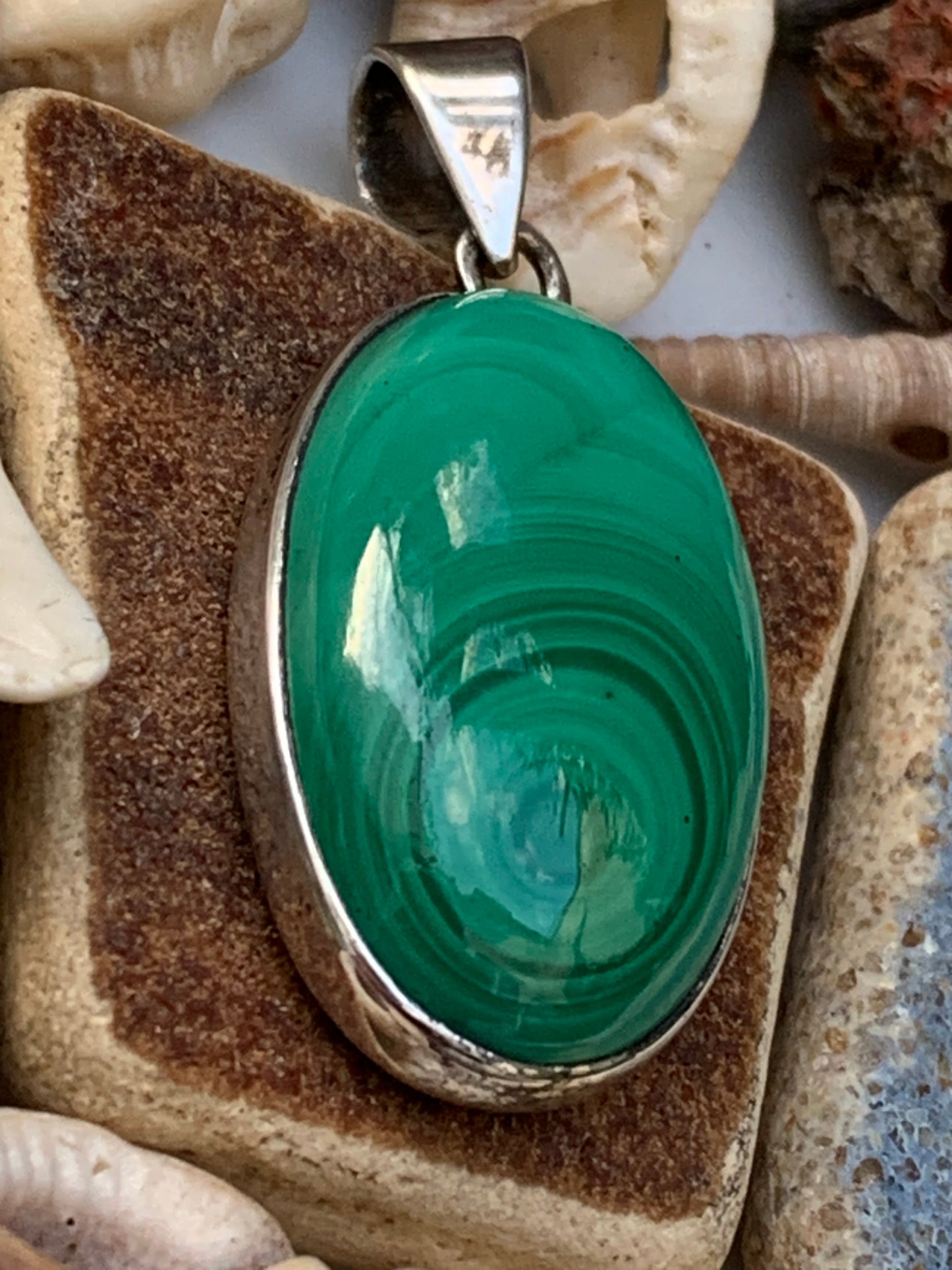 Malachite, superbe pendentif sertis Argent de 42mm de hauteur x 19 de largeur x 8 d'épaisseur. Vendu avec cordon réglable de couleur noire. (Copie)