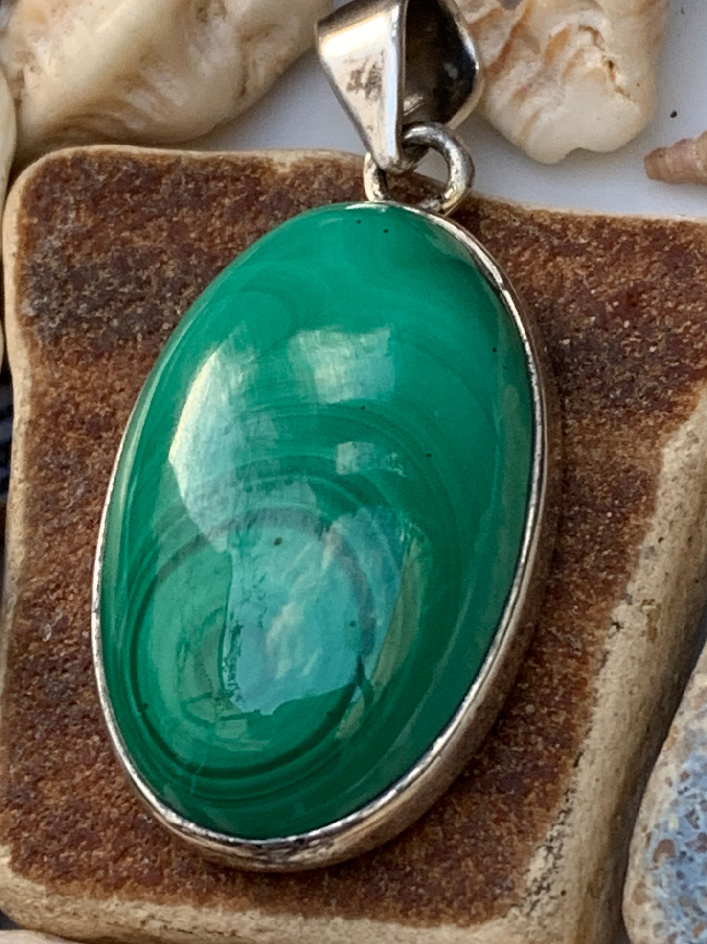 Malachite, superbe pendentif sertis Argent de 42mm de hauteur x 19 de largeur x 8 d'épaisseur. Vendu avec cordon réglable de couleur noire. (Copie)