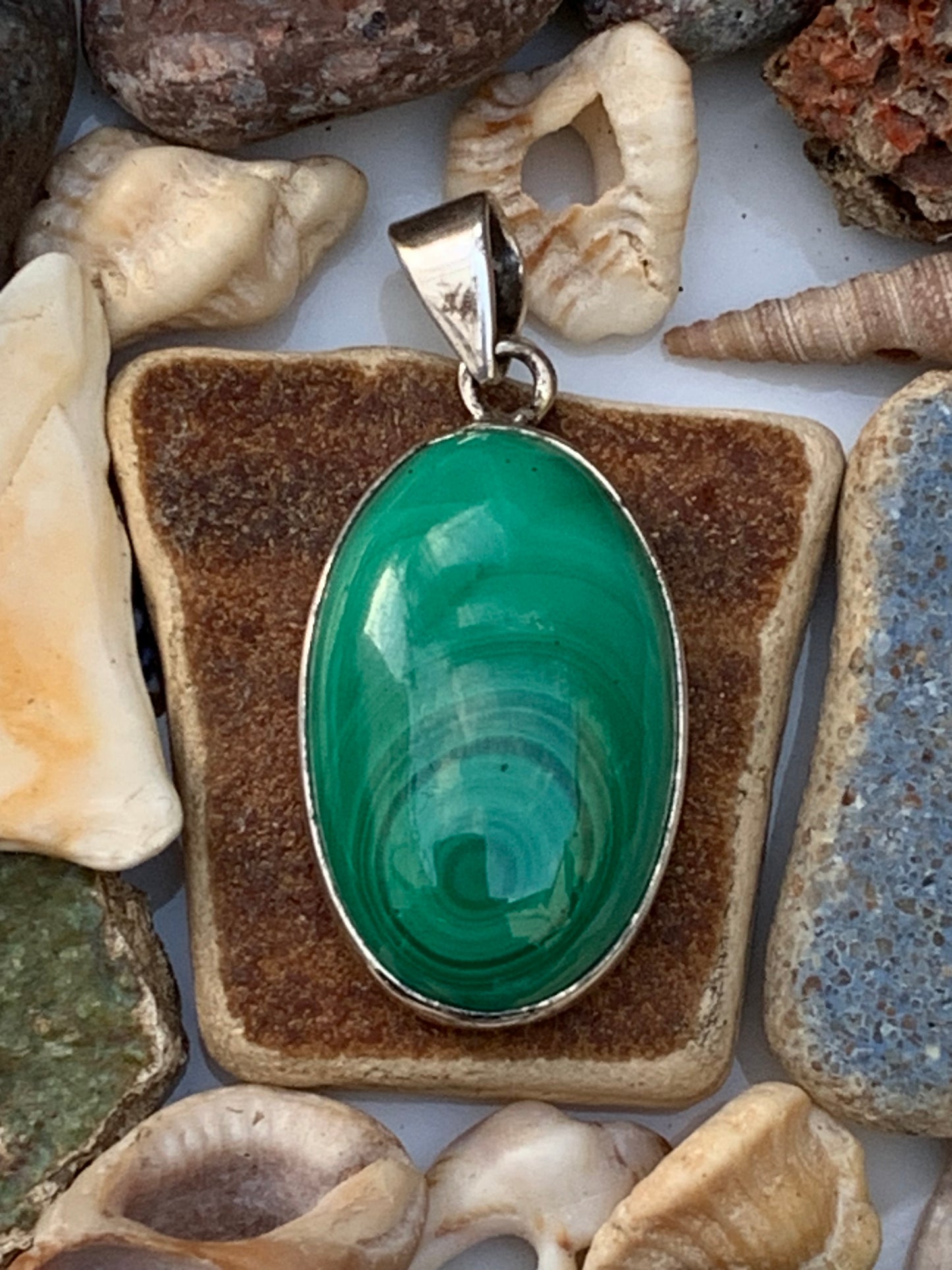 Malachite, superbe pendentif sertis Argent de 42mm de hauteur x 19 de largeur x 8 d'épaisseur. Vendu avec cordon réglable de couleur noire. (Copie)