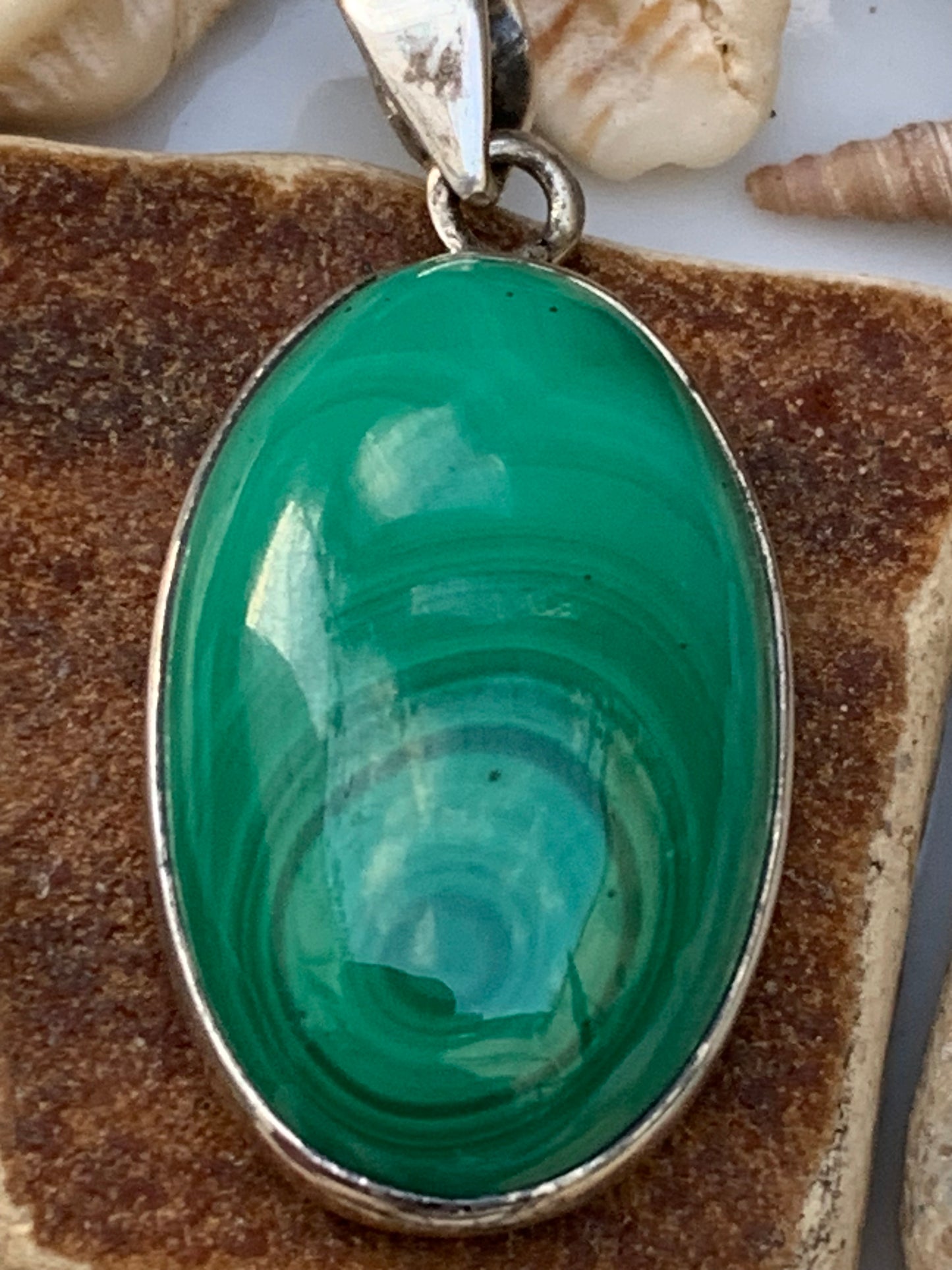 Malachite, superbe pendentif sertis Argent de 42mm de hauteur x 19 de largeur x 8 d'épaisseur. Vendu avec cordon réglable de couleur noire. (Copie)