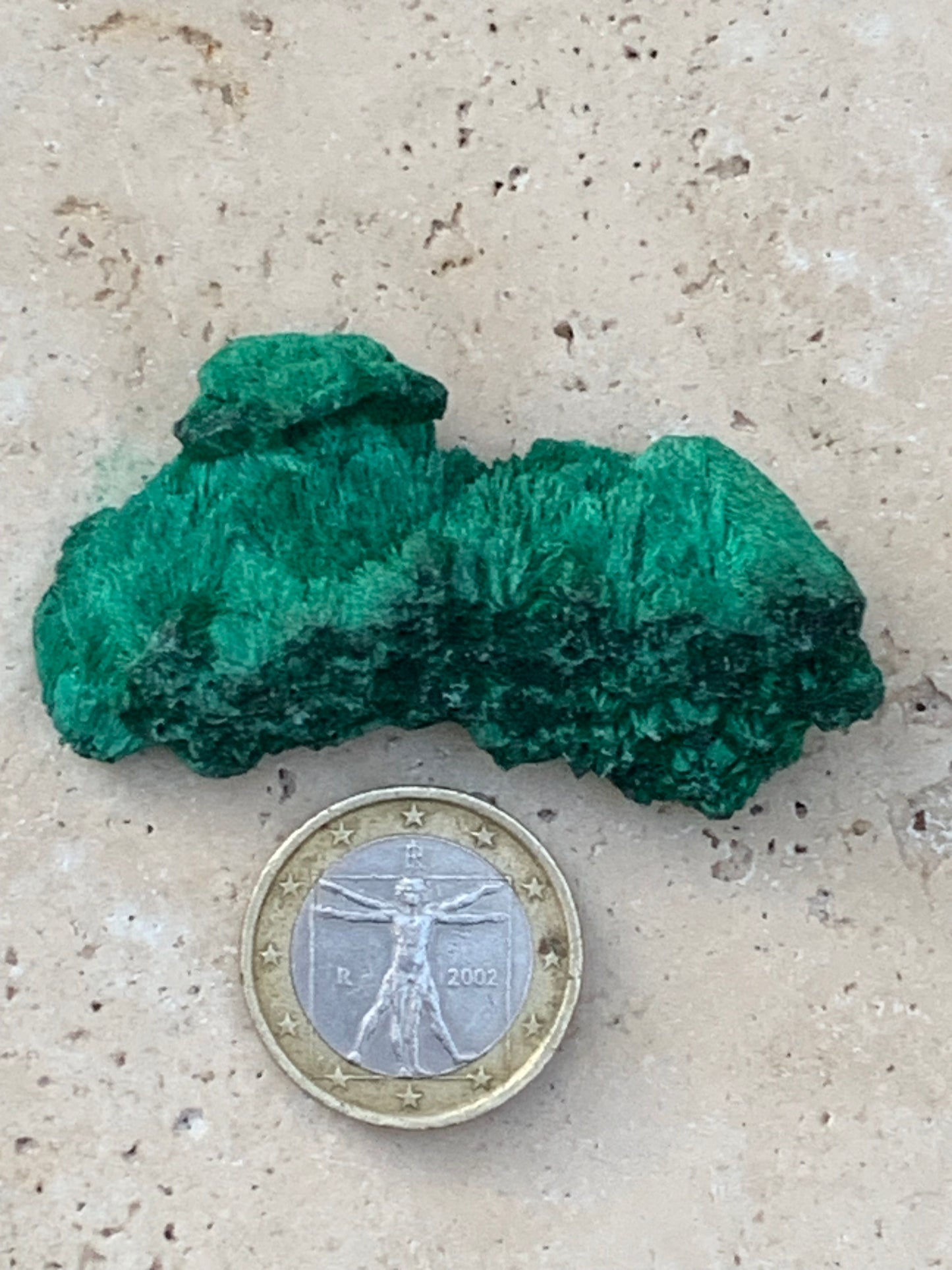 Malachite fibreuse, spécimen brut du Congo de 22,3 grammes. Parfait pour une collection ou la bijouterie, du velour naturel !
