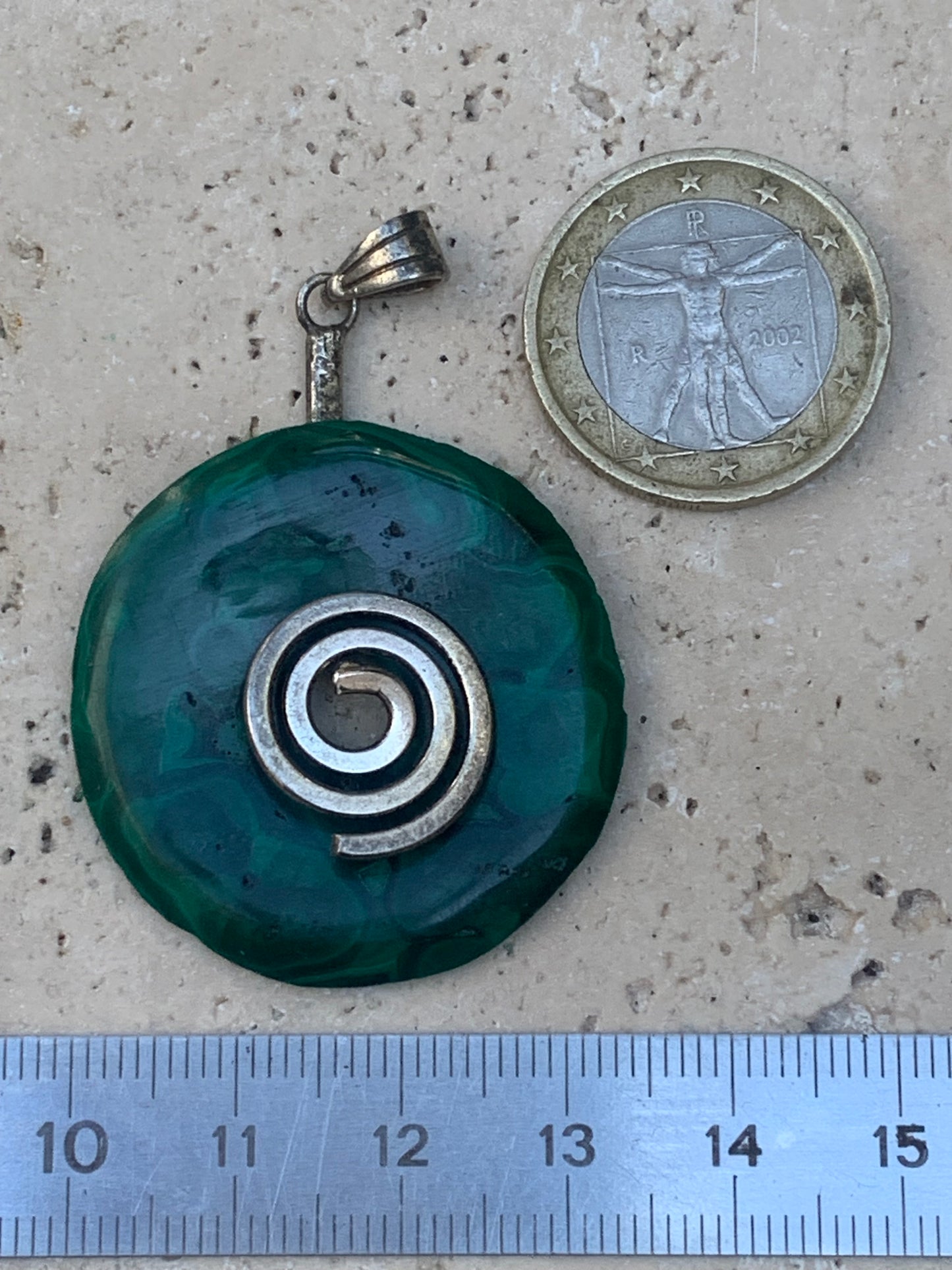 Malachite, superbe pendentif 'Donuts', de 50mm de hauteur x 35 de largeur x 5 d'épaisseur. Vendu avec ou sans support en métal, et avec cordon réglable de couleur noire offert.