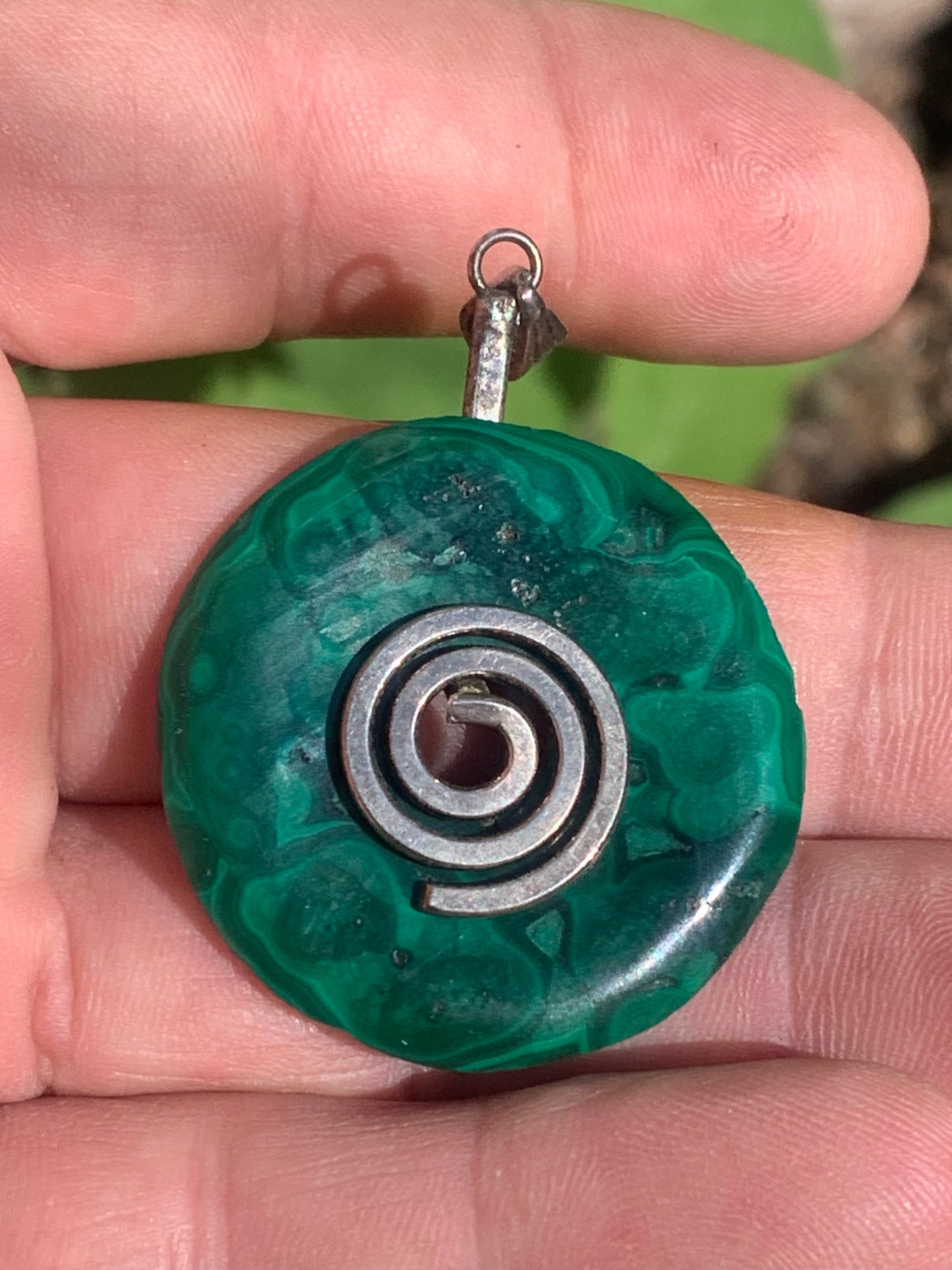 Malachite, superbe pendentif 'Donuts', de 50mm de hauteur x 35 de largeur x 5 d'épaisseur. Vendu avec ou sans support en métal, et avec cordon réglable de couleur noire offert.