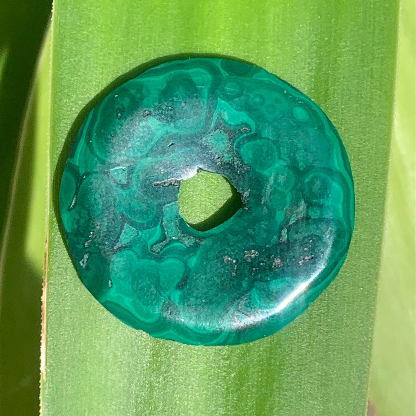 Malachite, superbe pendentif 'Donuts', de 50mm de hauteur x 35 de largeur x 5 d'épaisseur. Vendu avec ou sans support en métal, et avec cordon réglable de couleur noire offert.
