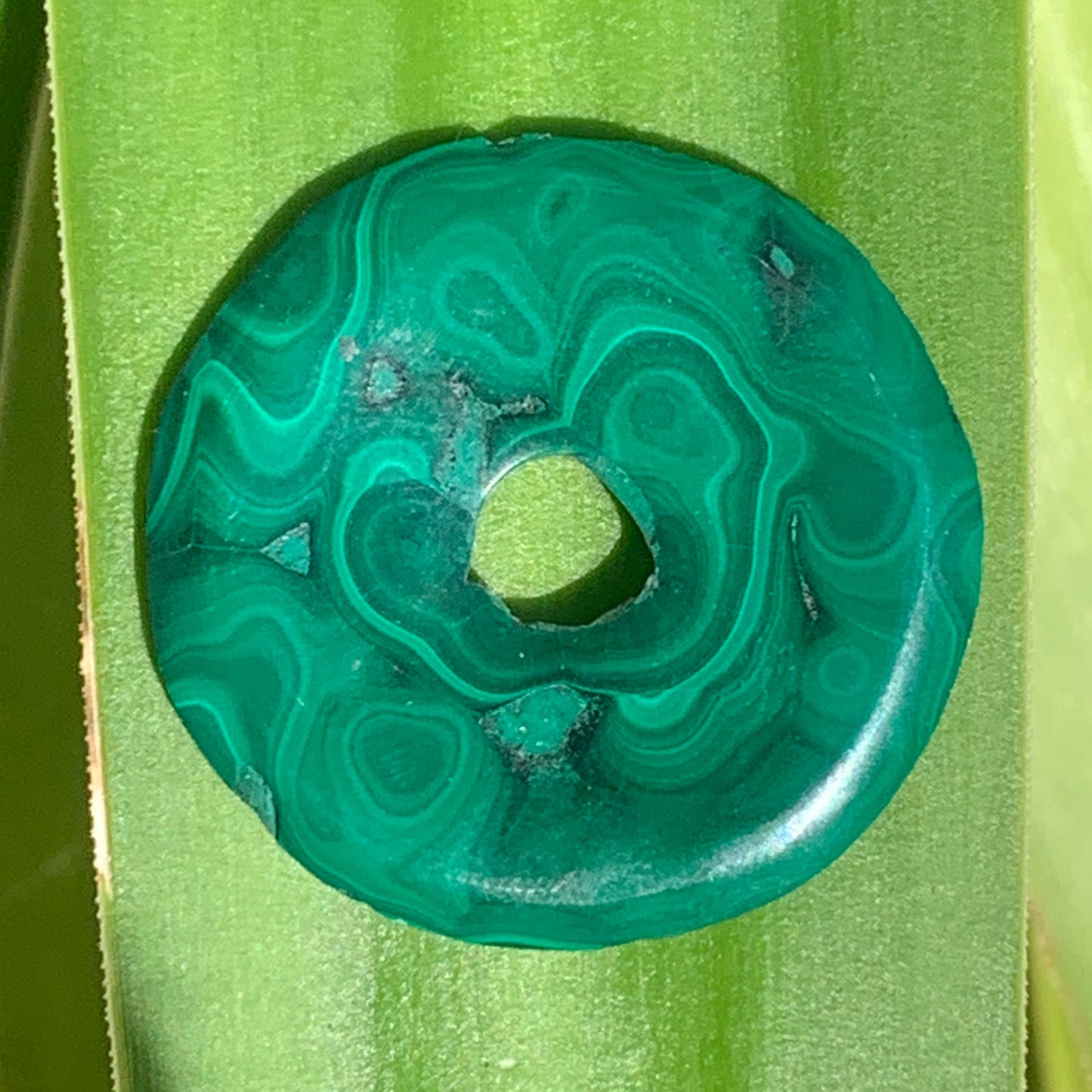 Malachite, superbe pendentif 'Donuts', de 50mm de hauteur x 35 de largeur x 5 d'épaisseur. Vendu avec ou sans support en métal, et avec cordon réglable de couleur noire offert.
