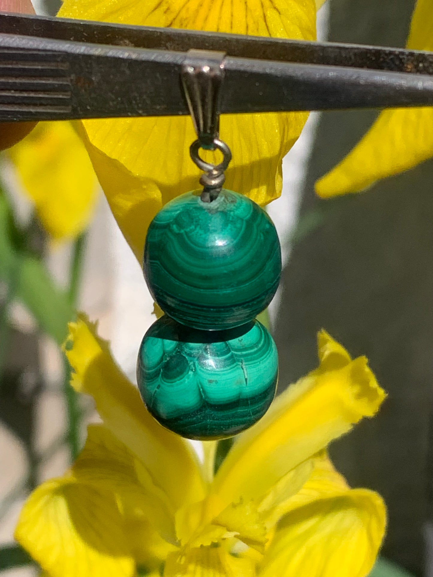 Malachite, pendentif en perle, de 45 mm de hauteur x 13 de largeur x 13 d'épaisseur. Vendu avec cordon réglable de couleur noire offert !