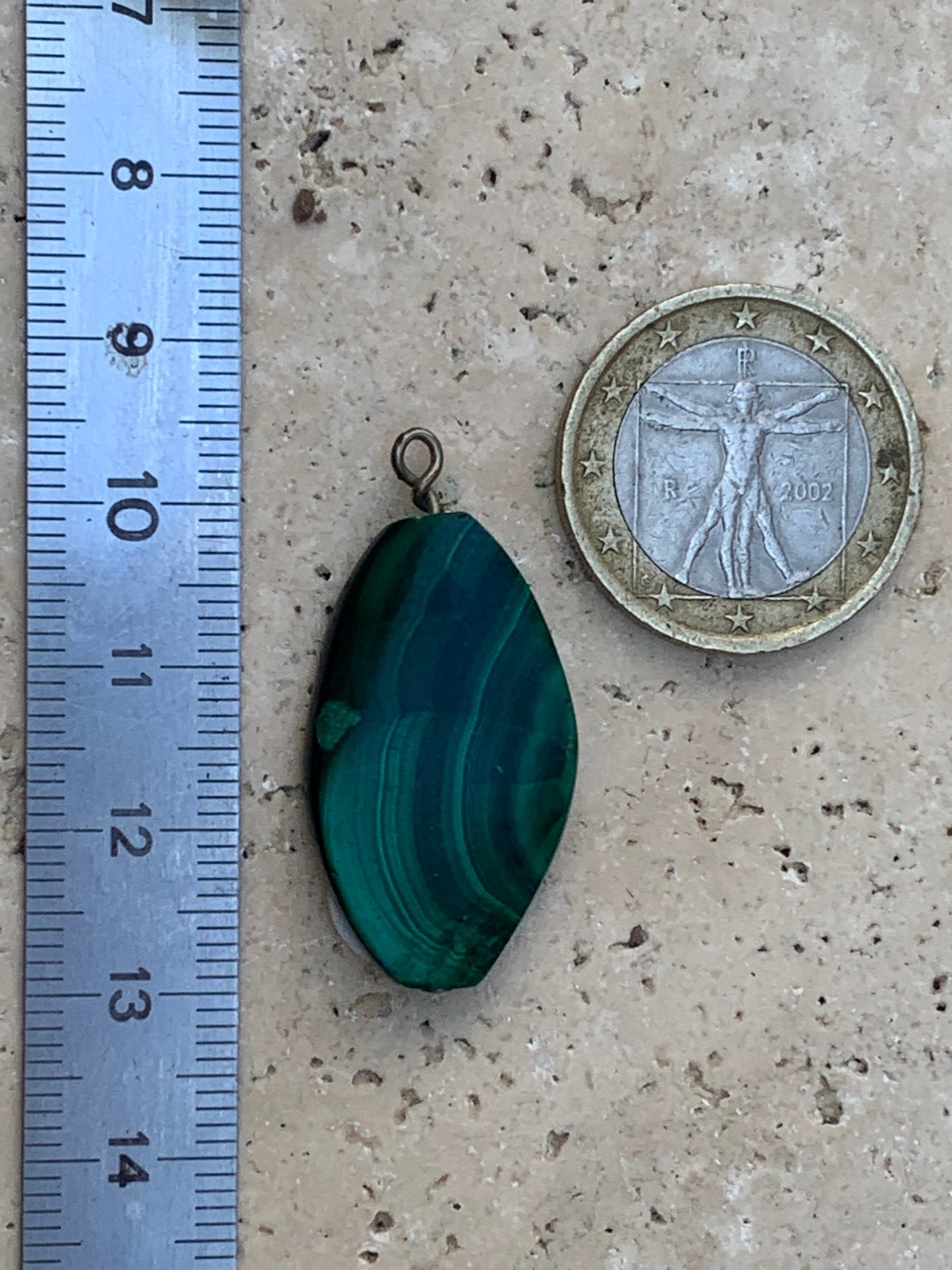 Malachite, pendentif en perle, de 35mm de hauteur x 17 de largeur x 5 d'épaisseur. Vendu avec cordon réglable de couleur noire offert !