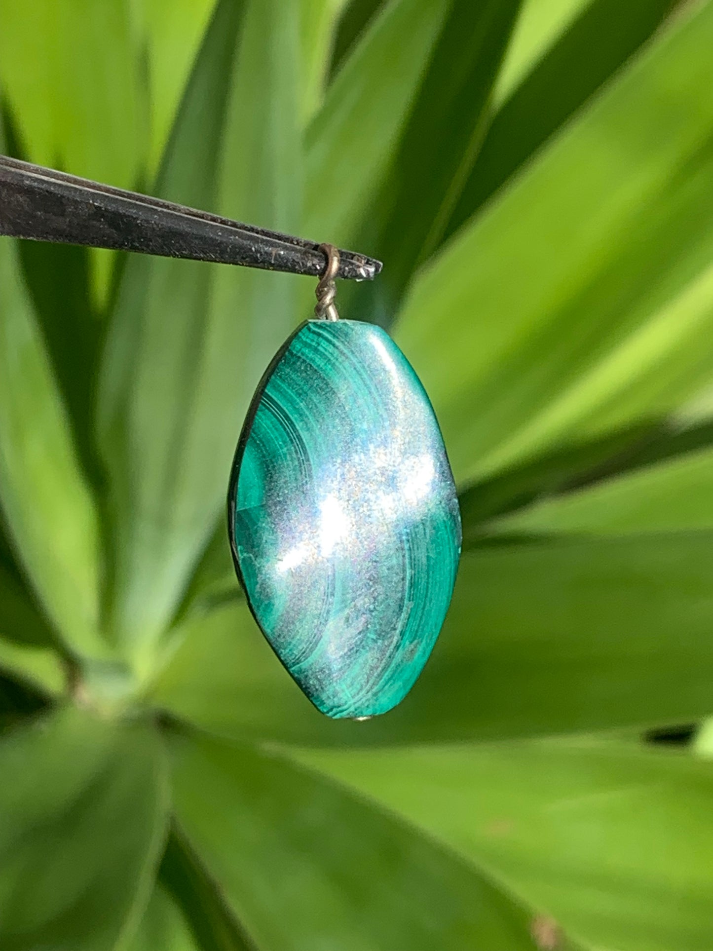 Malachite, pendentif en perle, de 35mm de hauteur x 17 de largeur x 5 d'épaisseur. Vendu avec cordon réglable de couleur noire offert !