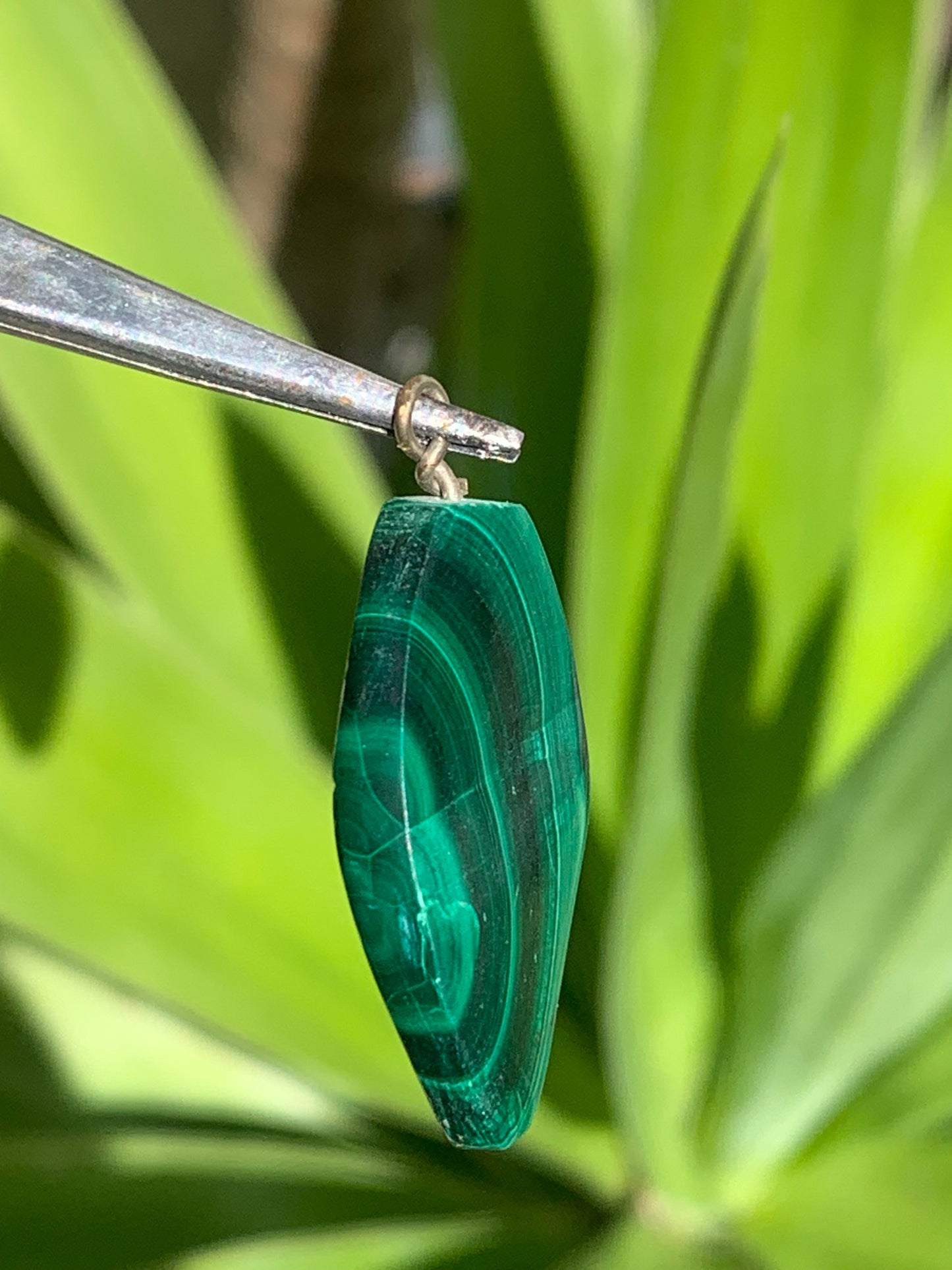 Malachite, pendentif en perle, de 35mm de hauteur x 17 de largeur x 5 d'épaisseur. Vendu avec cordon réglable de couleur noire offert !