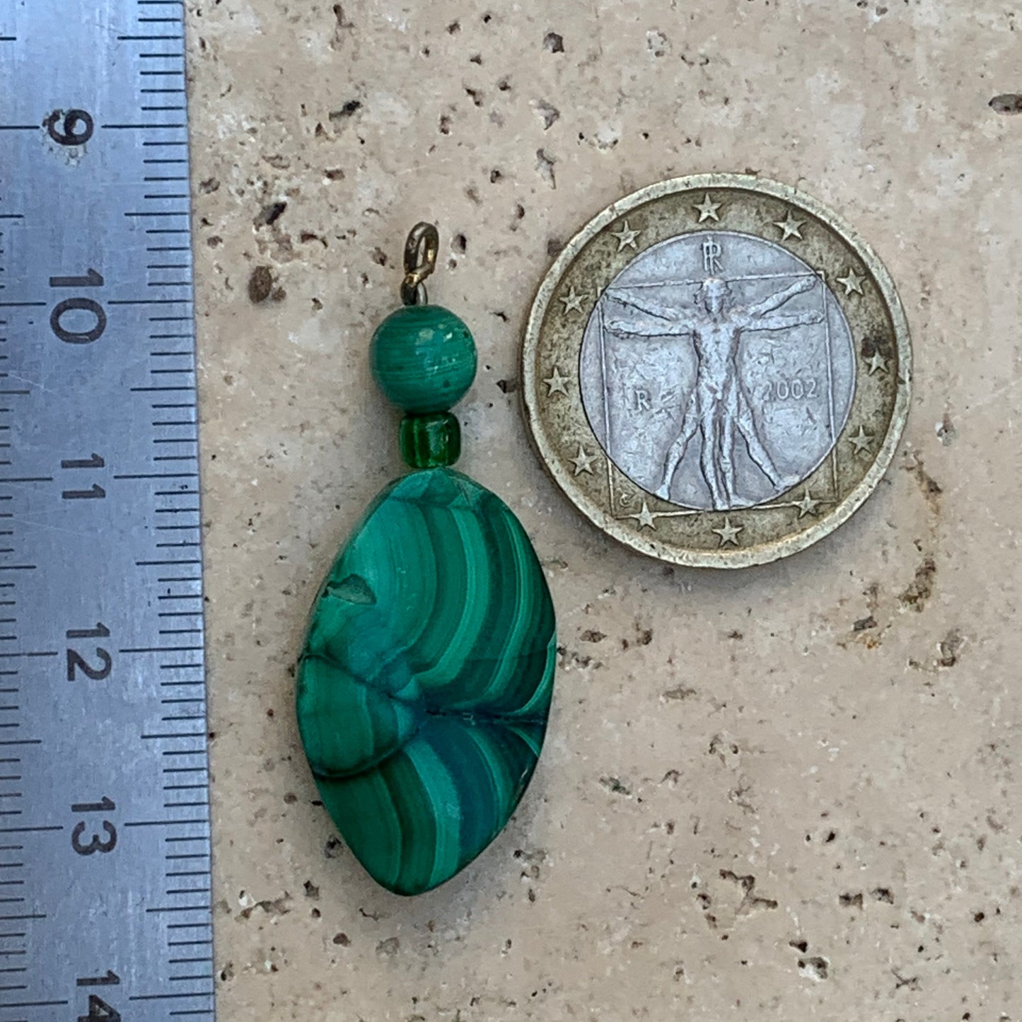 Malachite, pendentif en perle, de 38mm de hauteur x 15 de largeur x 5 d'épaisseur. Vendu avec cordon réglable de couleur noire offert !