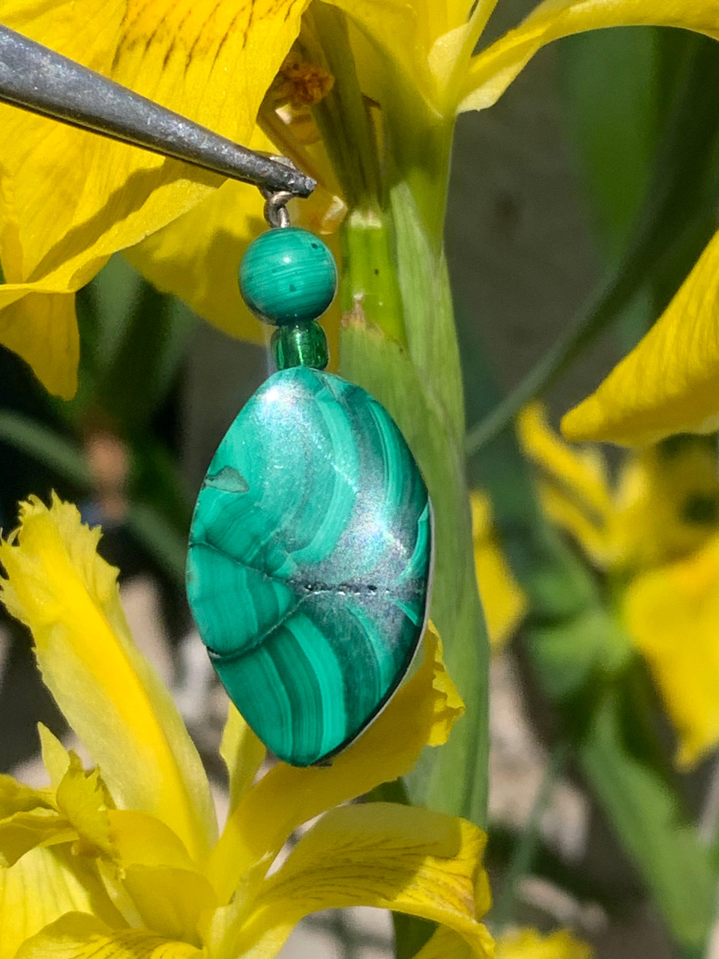 Malachite, pendentif en perle, de 38mm de hauteur x 15 de largeur x 5 d'épaisseur. Vendu avec cordon réglable de couleur noire offert !
