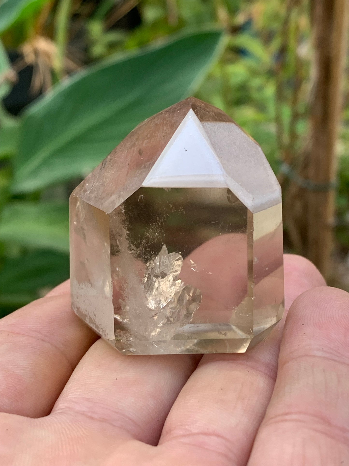 Smoky Rock Crystal/Smoky Quartz, natural point of 44x41x27mm - 71 gr. Superb triangle and hexagon that stand out, unique!