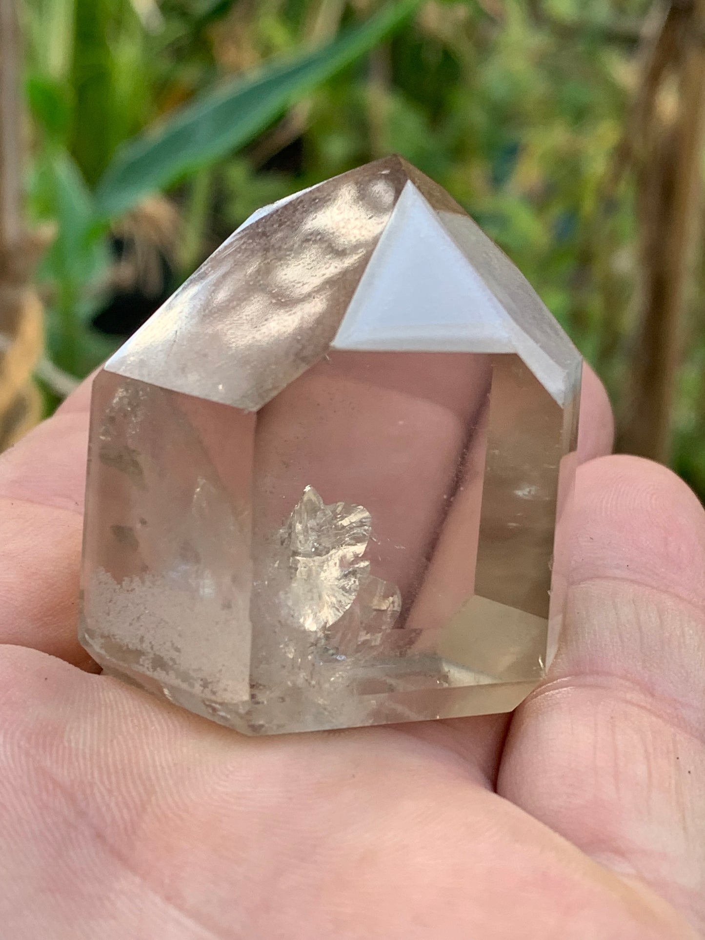 Smoky Rock Crystal/Smoky Quartz, natural point of 44x41x27mm - 71 gr. Superb triangle and hexagon that stand out, unique!